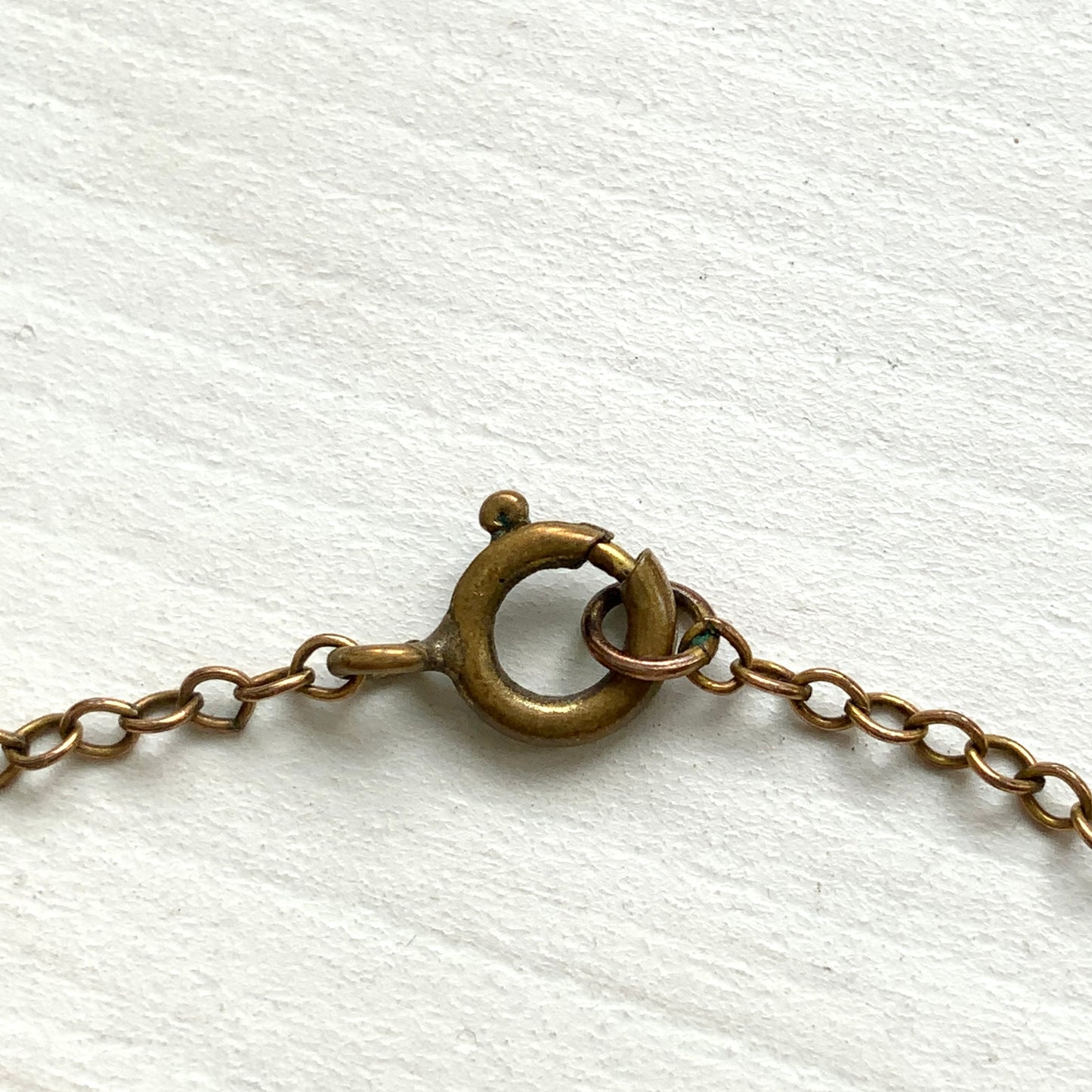 Art Deco necklace with clear triangular faceted glass stones and small faux pearls. 三角フォルムのクリアファセットグラスと小粒パールが連なる、アールデコネックレス。