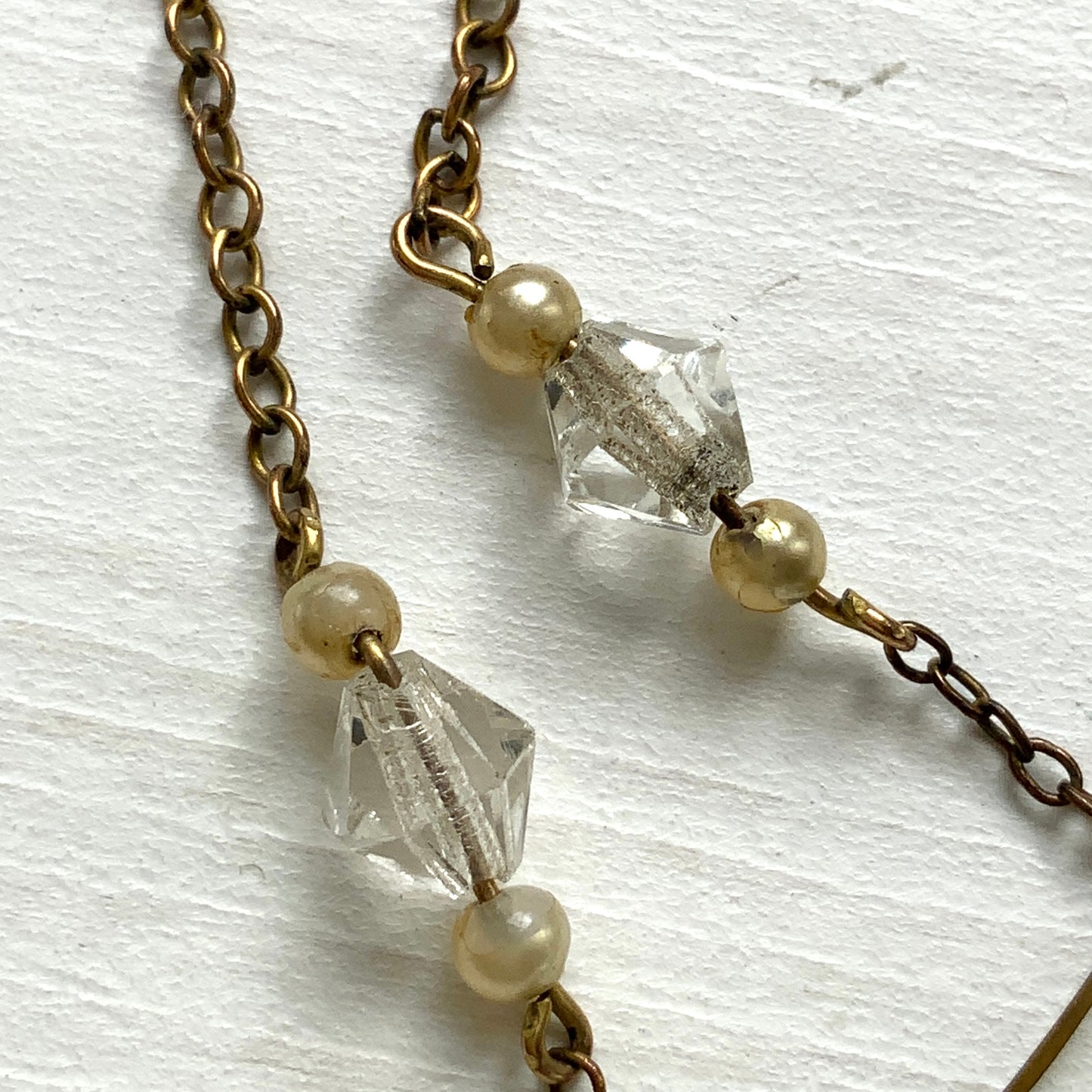 Art Deco necklace with clear triangular faceted glass stones and small faux pearls. 三角フォルムのクリアファセットグラスと小粒パールが連なる、アールデコネックレス。