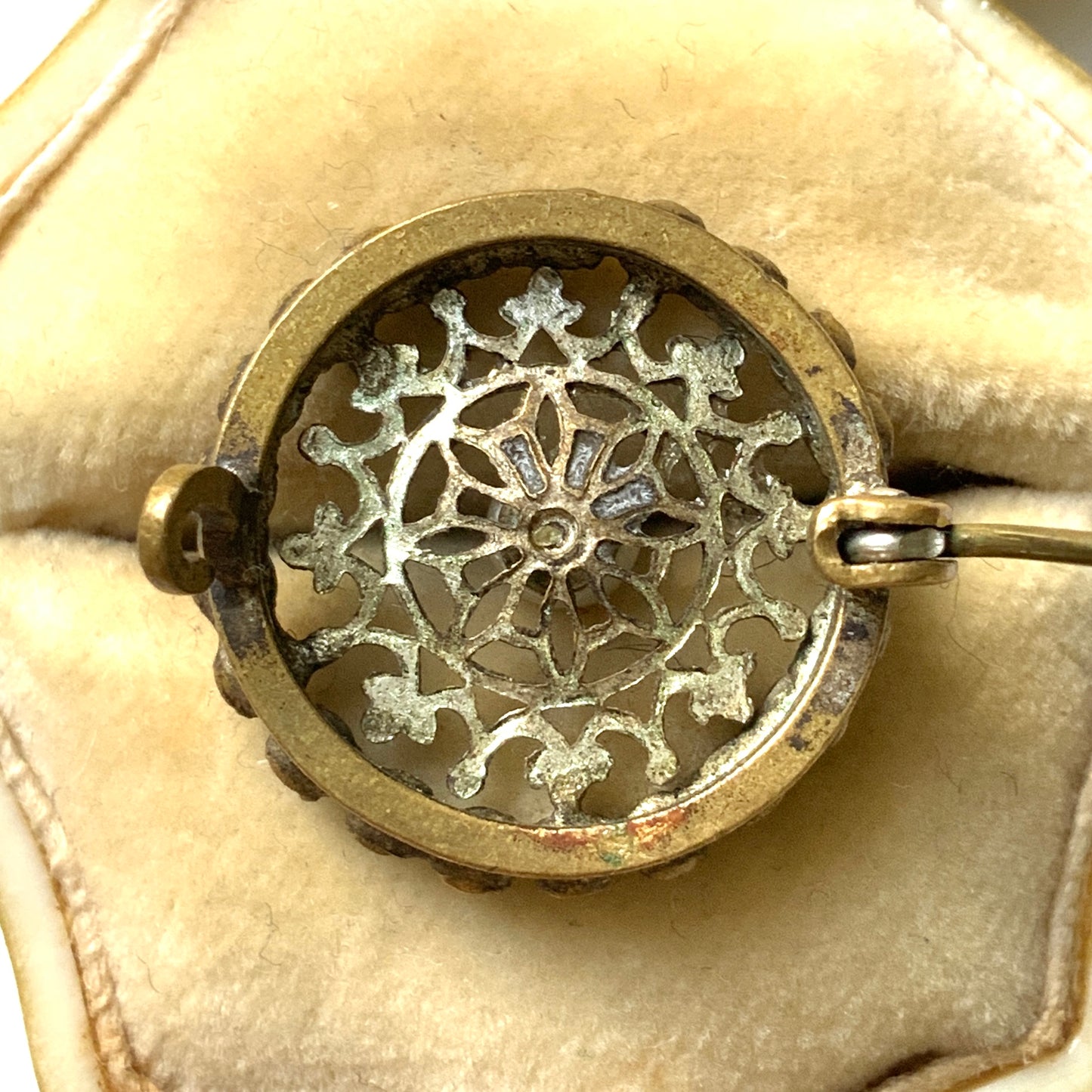 This petite brooch features a delicate round gold-tone filigree, crowned with a small glass pearl. 繊細なラウンドのゴールドトーン フィリグリーに、グラスパールがちょこんと乗ったミニブローチ。