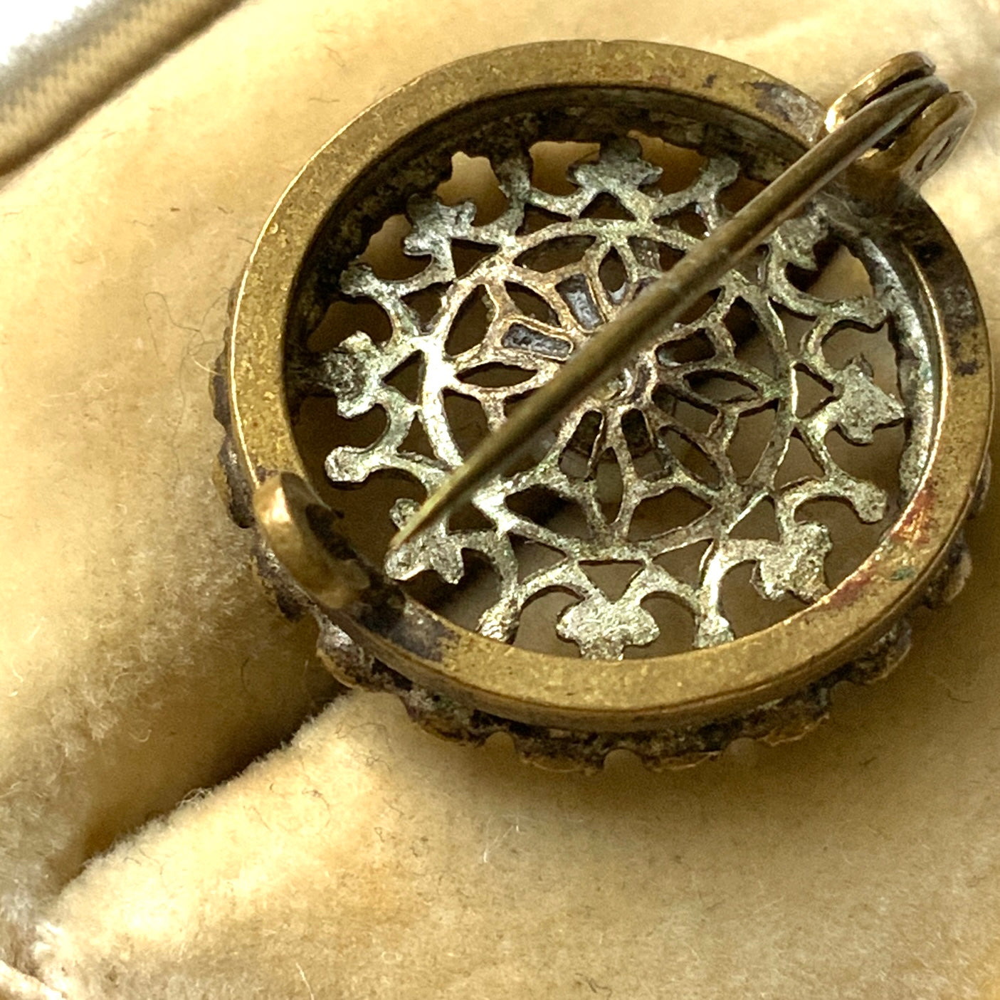 This petite brooch features a delicate round gold-tone filigree, crowned with a small glass pearl. 繊細なラウンドのゴールドトーン フィリグリーに、グラスパールがちょこんと乗ったミニブローチ。