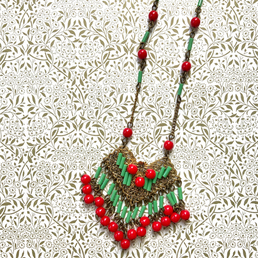 A necklace adorned with vivid red and yellow-green glass that sways with every movement. ヴィヴィッドなレッドとイエローグリーンのグラスがゆれるネックレス。