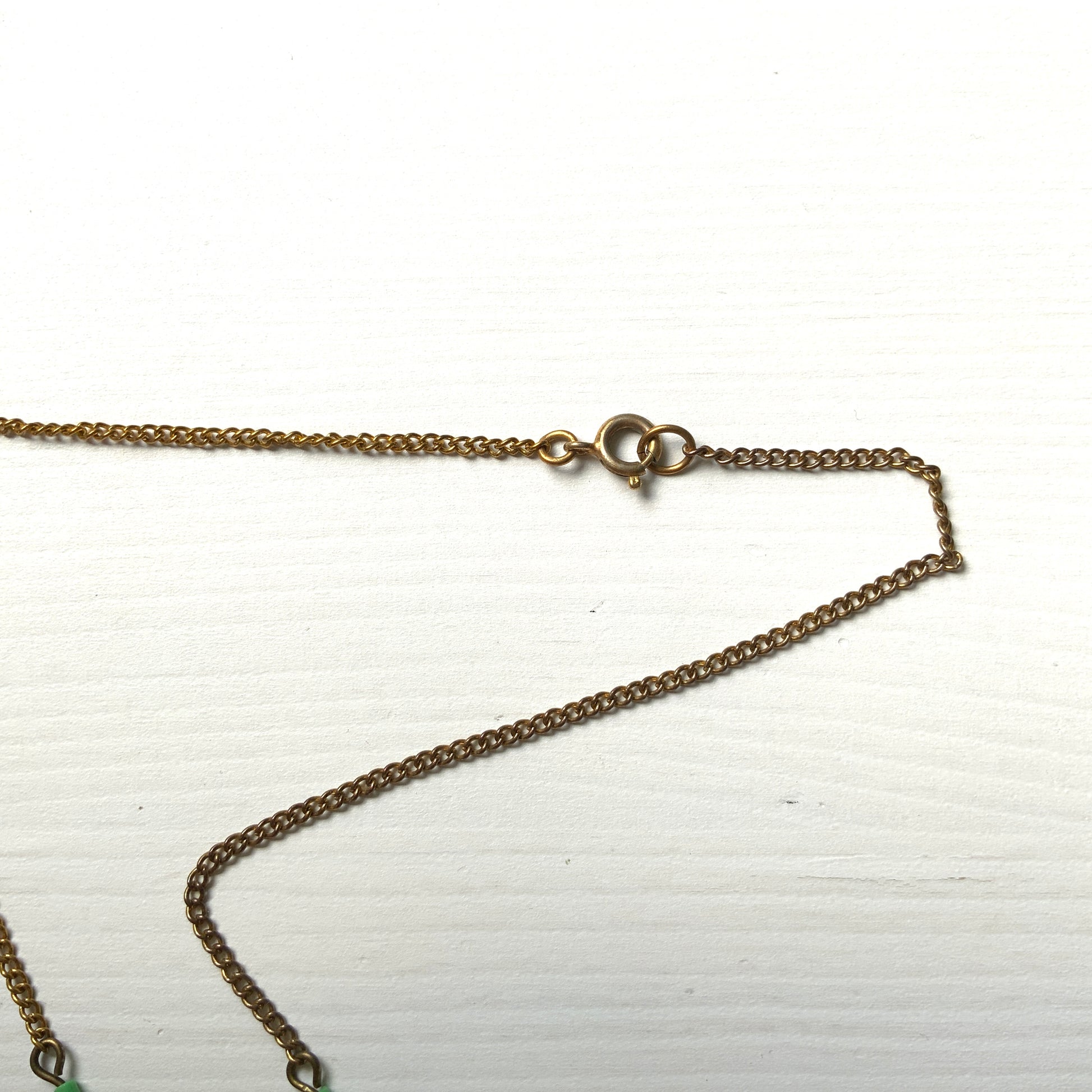 A necklace adorned with vivid red and yellow-green glass that sways with every movement. ヴィヴィッドなレッドとイエローグリーンのグラスがゆれるネックレス。
