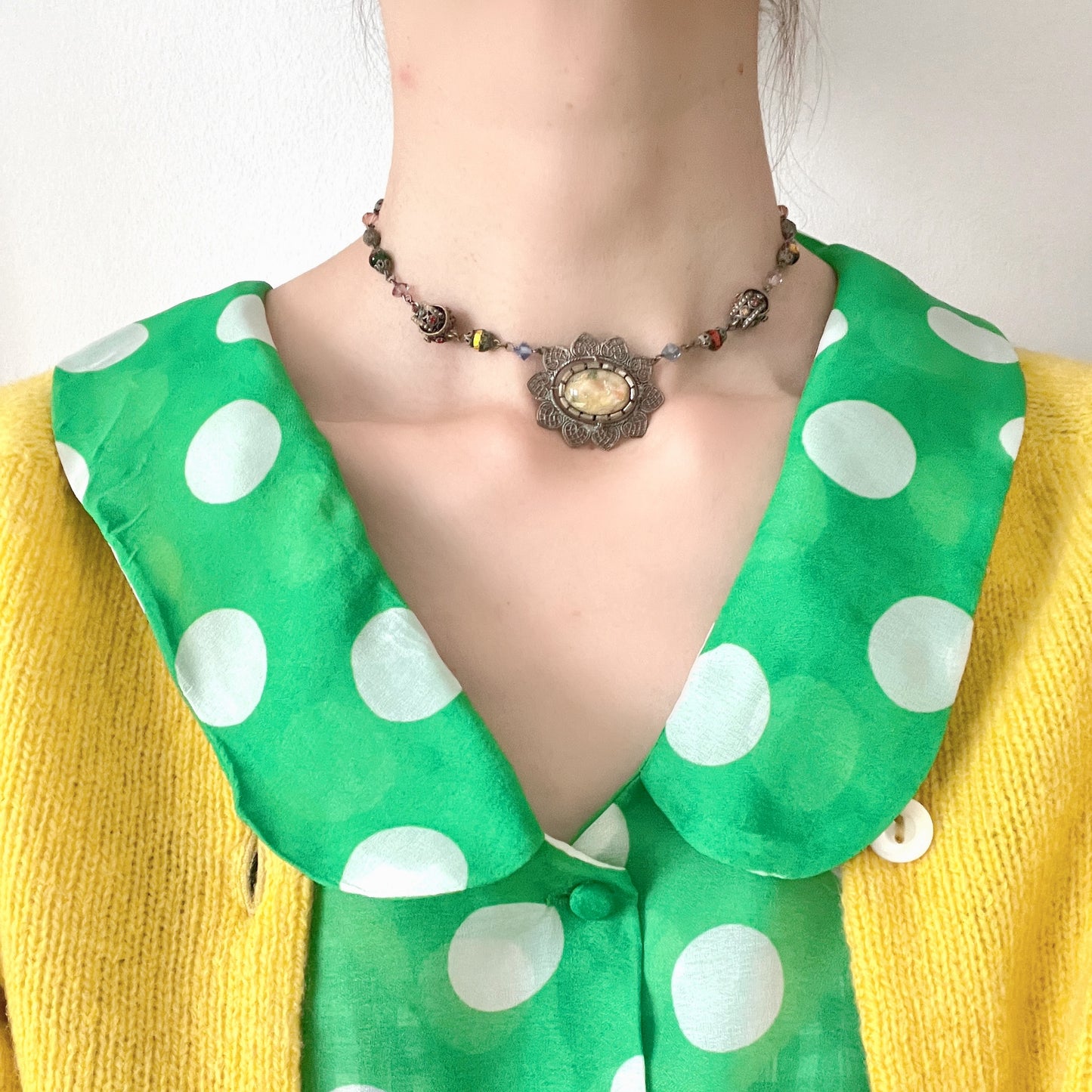 A striking vintage necklace featuring opalescent foil glass. オパルセントフォイルグラスをあしらった、存在感のあるヴィンテージネックレス。