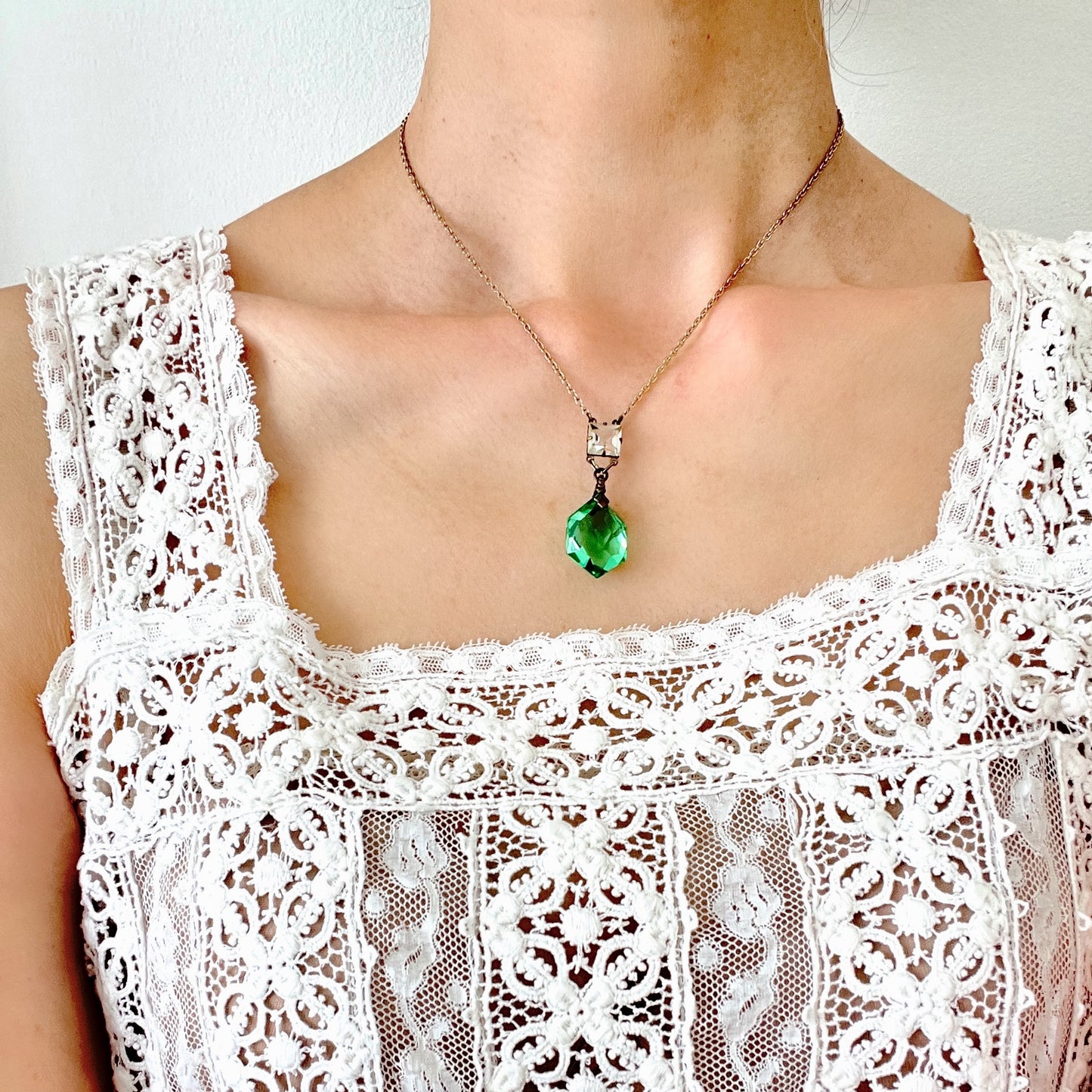 An Art Deco necklace featuring striking mint green glass. アールデコのミントグリーングラスが印象的なネックレス。