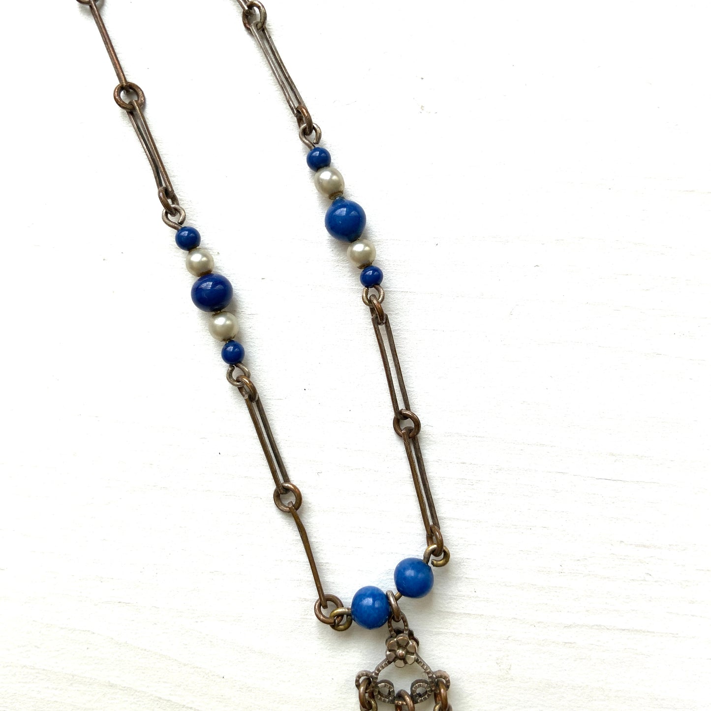 A fringe necklace featuring alternating small blue mottled glass beads and glass pearls. 小粒のブルー北京グラスとグラスパールが交互に連なってフリンジになったネックレス。