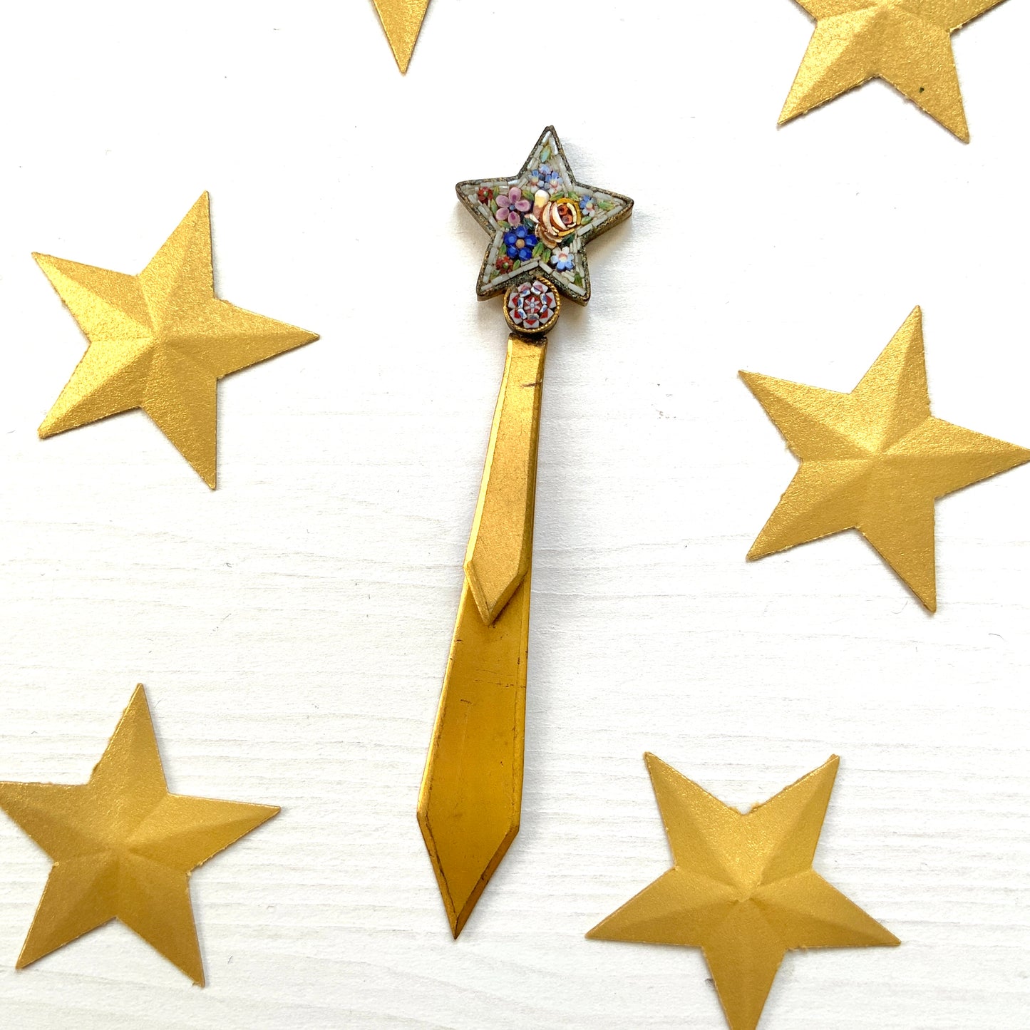 A vintage metal bookmark featuring a star-shaped micro mosaic top, which can also be used as a letter opener. 星型のマイクロモザイクがトップについた、メタルのブックマーク(本の栞)兼ペーパーナイフ。