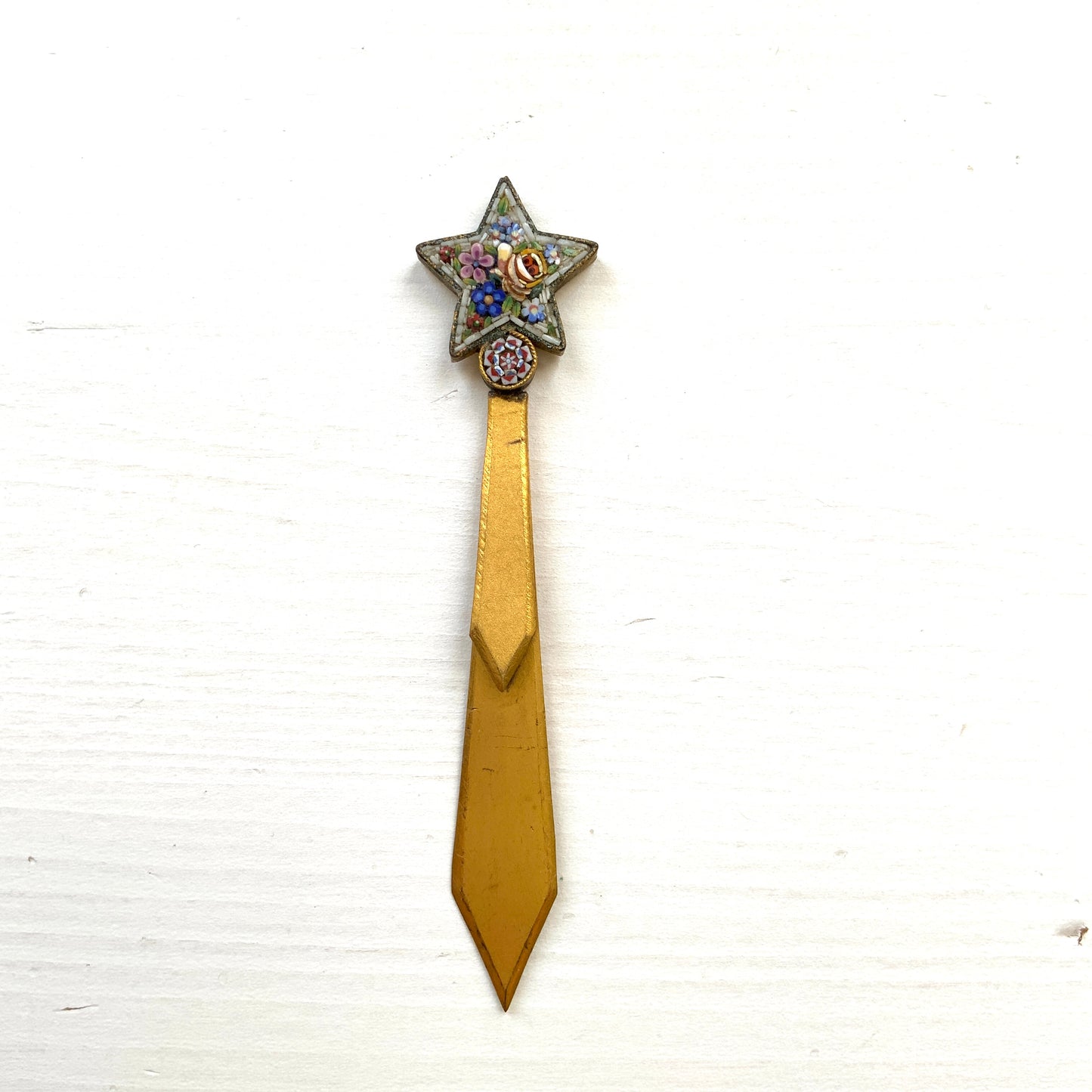 A vintage metal bookmark featuring a star-shaped micro mosaic top, which can also be used as a letter opener. 星型のマイクロモザイクがトップについた、メタルのブックマーク(本の栞)兼ペーパーナイフ。