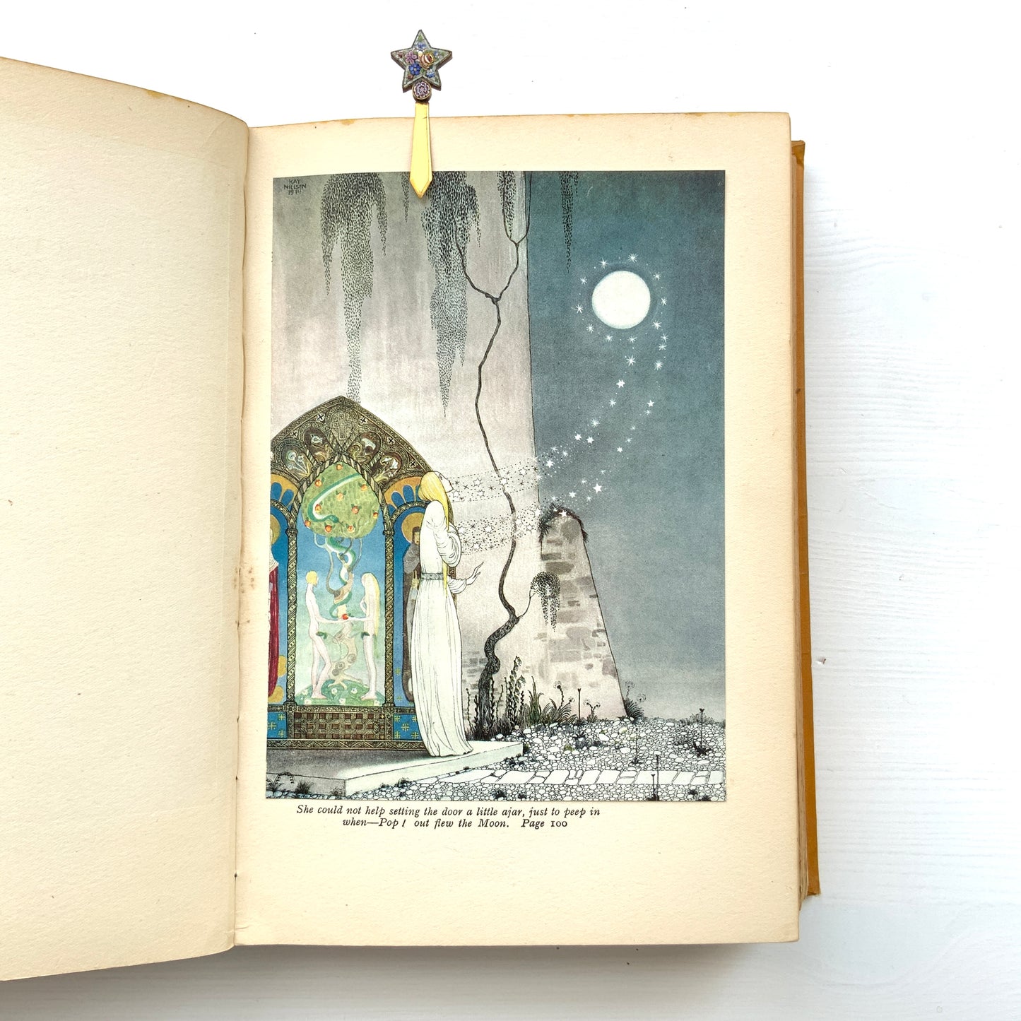 A vintage metal bookmark featuring a star-shaped micro mosaic top, which can also be used as a letter opener. 星型のマイクロモザイクがトップについた、メタルのブックマーク(本の栞)兼ペーパーナイフ。