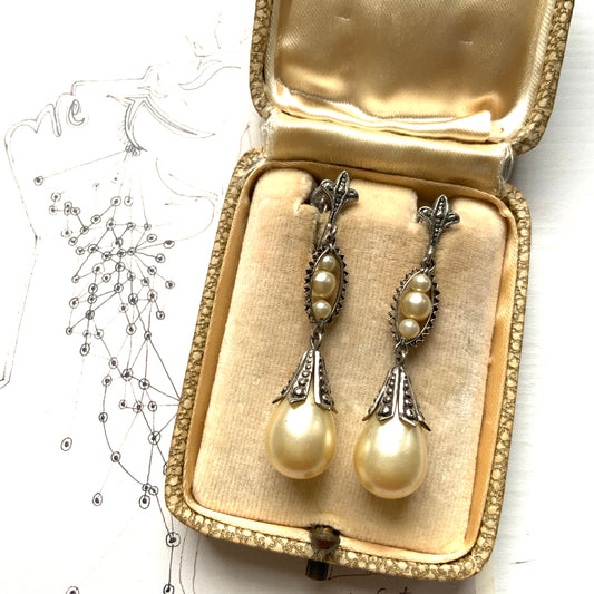 Screw-back earrings featuring teardrop glass pearls that gently dangle. ティアドロップのグラスパールが揺れるスクリューバックイヤリング。