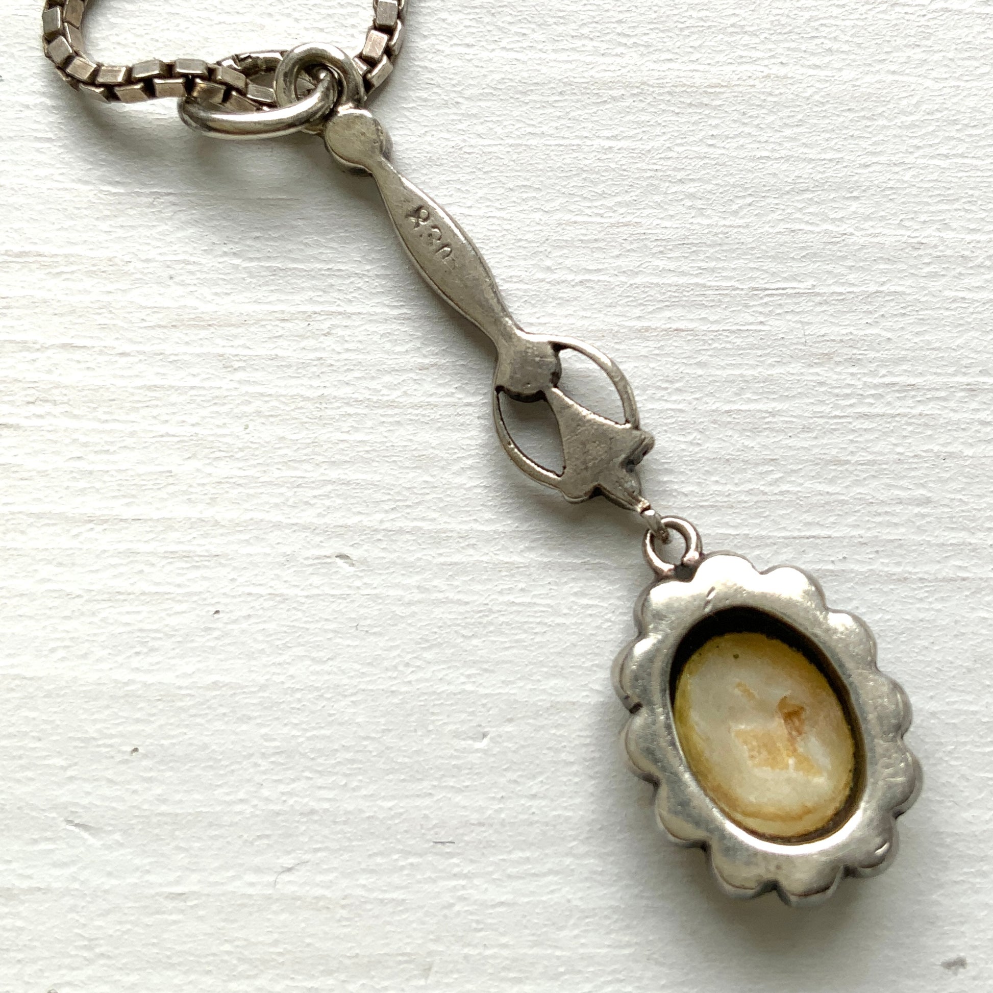 A lavallière-type necklace featuring an oval pearl shining in silvery white and marcasite. 白銀に輝くオーバル パールとマーカサイトのラヴァリエタイプのネックレス。