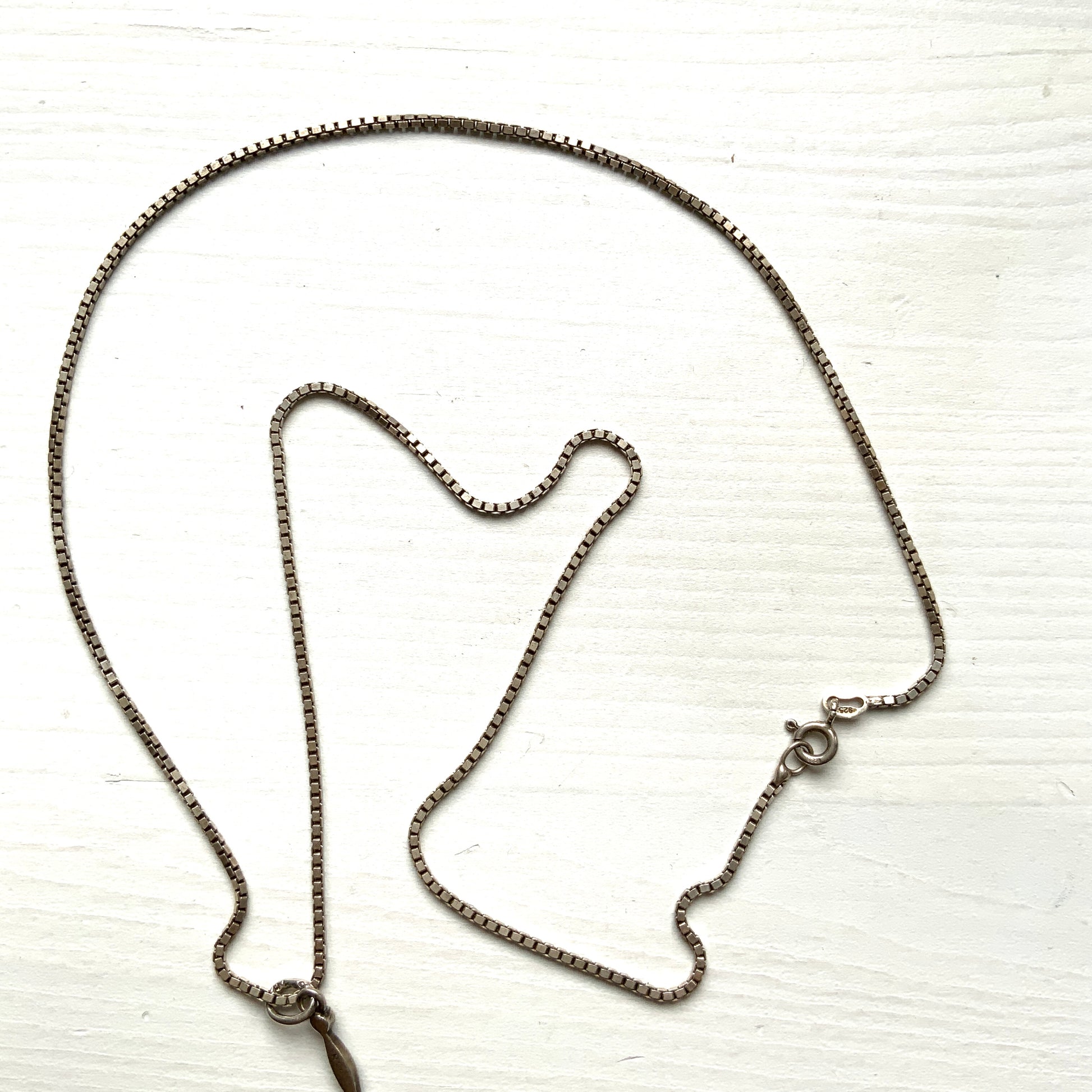 A lavallière-type necklace featuring an oval pearl shining in silvery white and marcasite. 白銀に輝くオーバル パールとマーカサイトのラヴァリエタイプのネックレス。