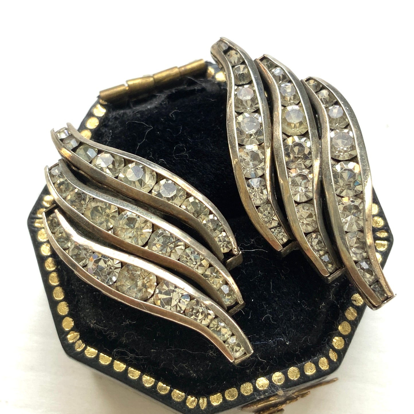 Art Deco silver earrings with flowing curves and clear rhinestones. アールデコらしい流れるような曲線が美しい、シルバーとクリアラインストーンのピアス。