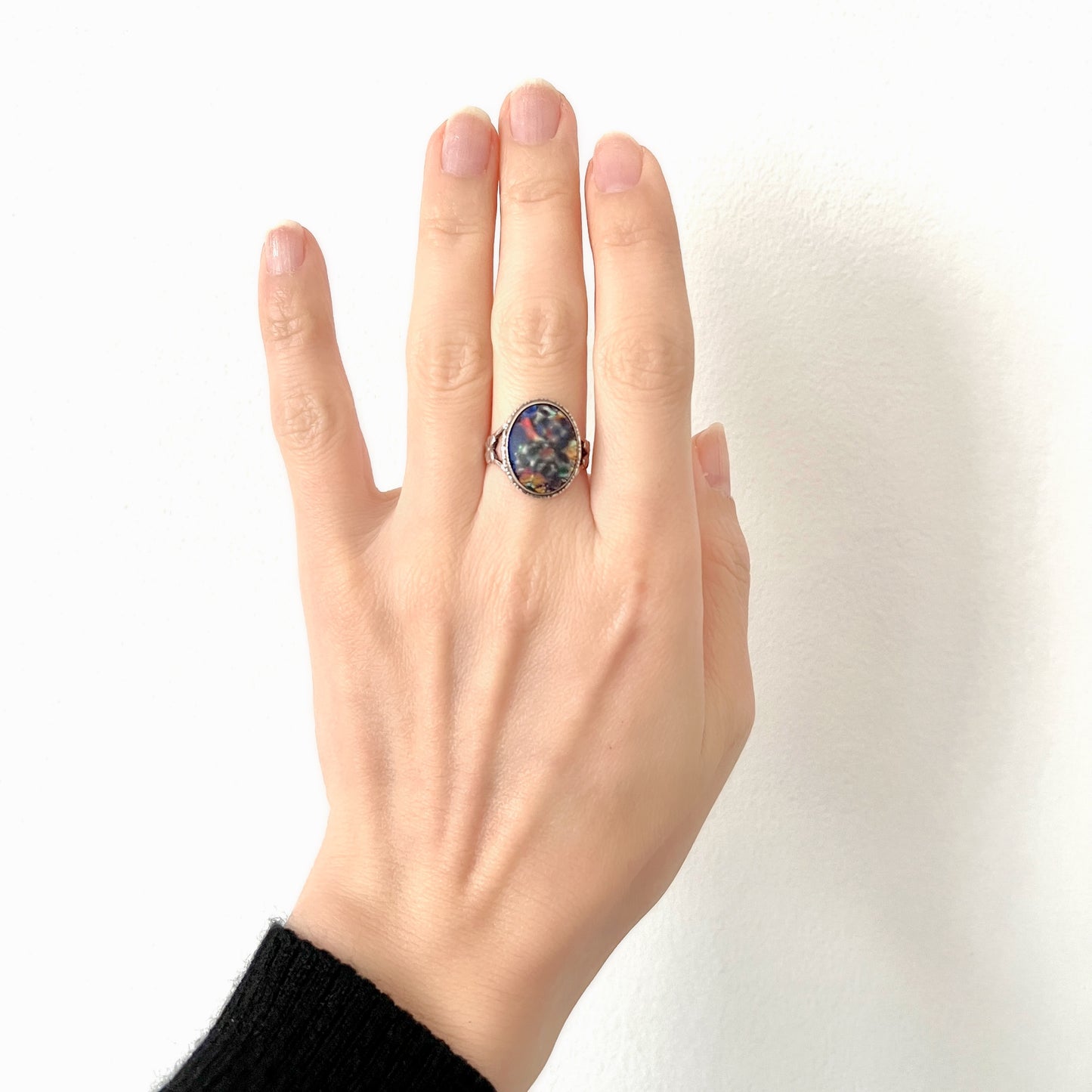 A silver ring by TLM (Thomas L. Mott), set with a foil glass cabochon. TLMのフォイルグラスカボションをあしらったシルバーリング。