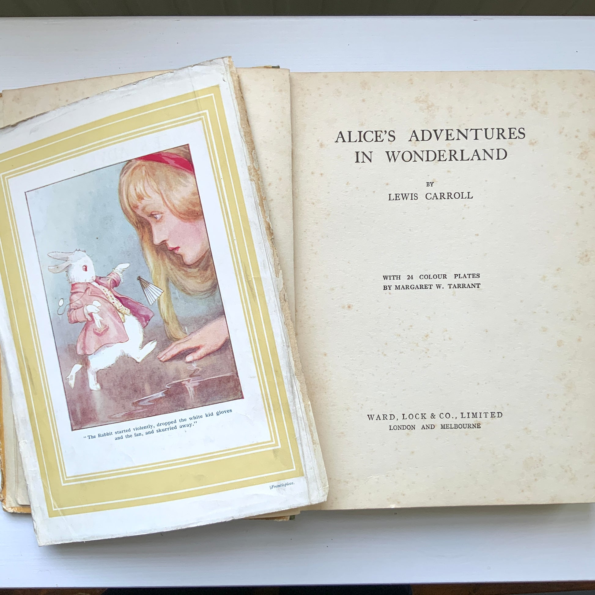 Published by Ward, Lock & Co. as part of the "Sunshine Series", this edition of Alice’s Adventures in Wonderland. ワード・ロック社の「サンシャイン・シリーズ」から出版された『不思議の国のアリス』。