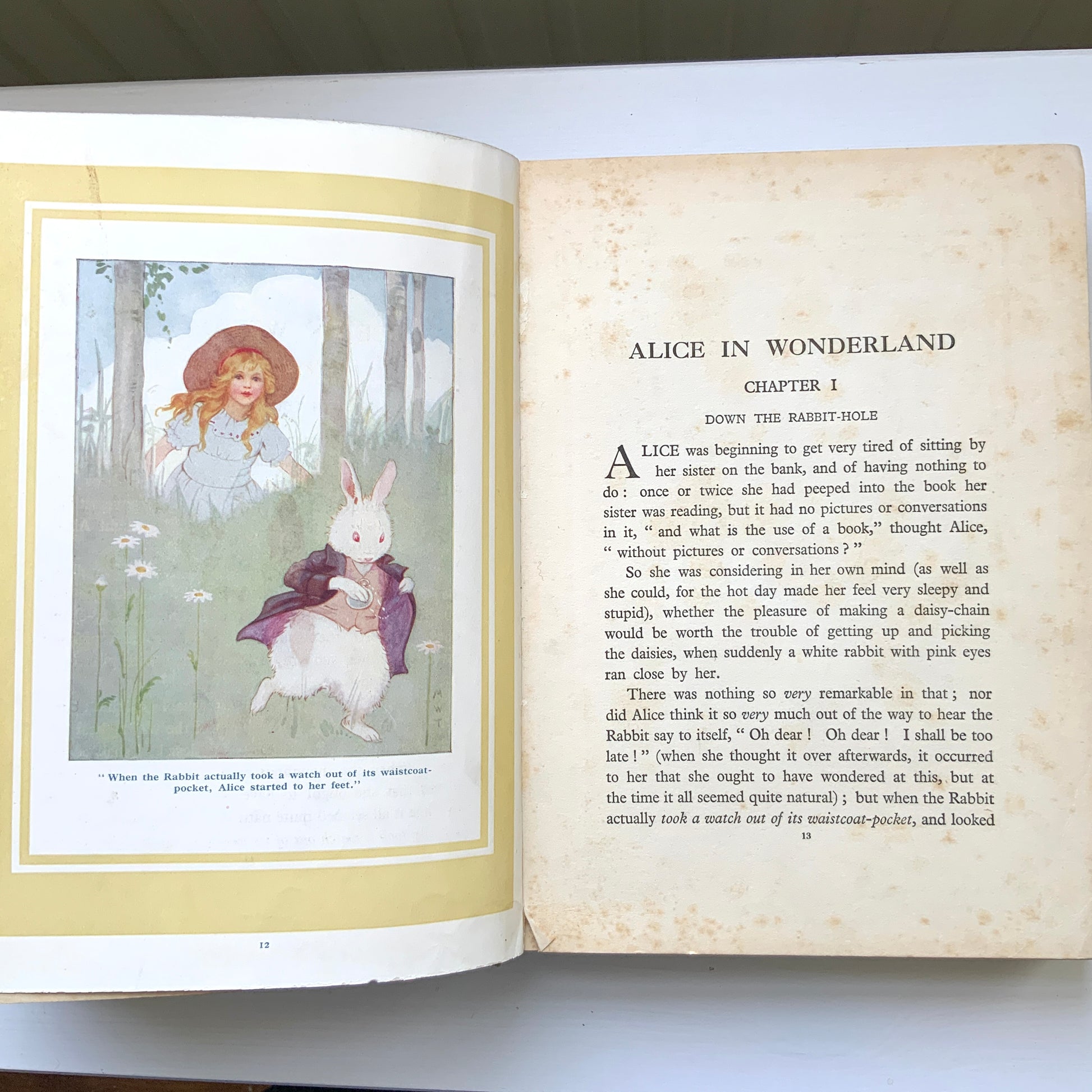 Published by Ward, Lock & Co. as part of the "Sunshine Series", this edition of Alice’s Adventures in Wonderland. ワード・ロック社の「サンシャイン・シリーズ」から出版された『不思議の国のアリス』。