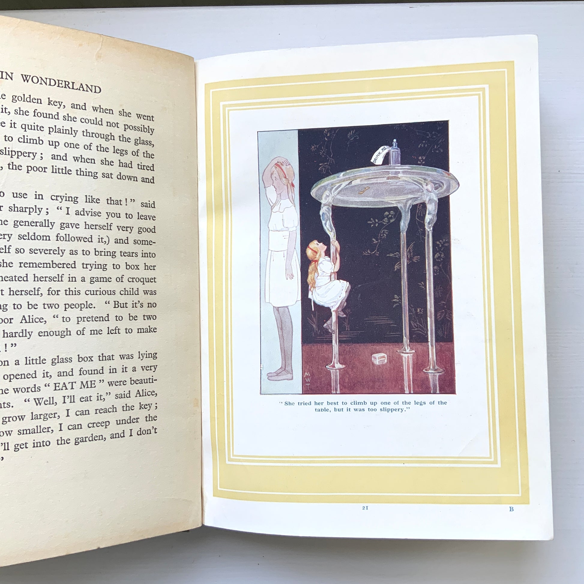 Published by Ward, Lock & Co. as part of the "Sunshine Series", this edition of Alice’s Adventures in Wonderland. ワード・ロック社の「サンシャイン・シリーズ」から出版された『不思議の国のアリス』。