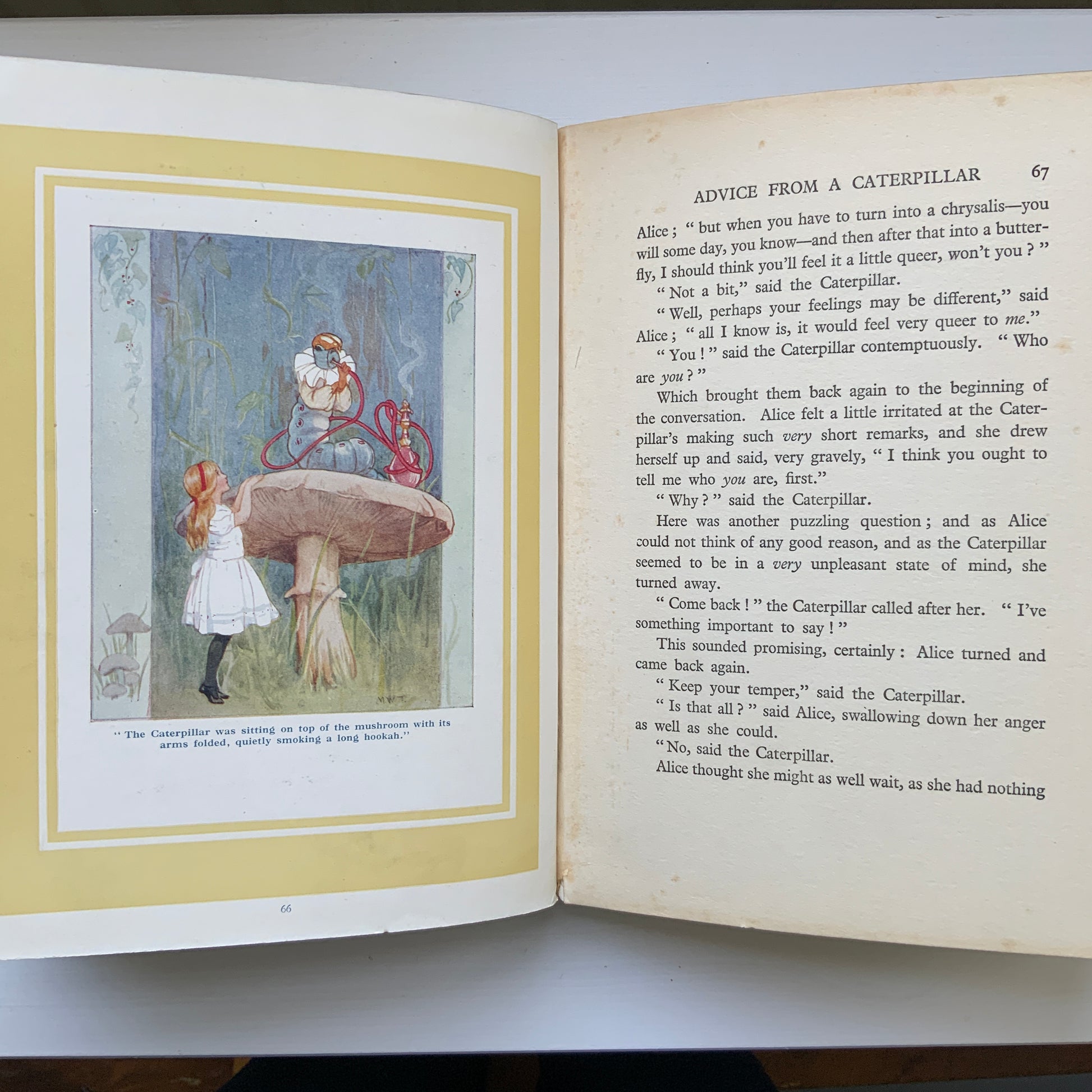 Published by Ward, Lock & Co. as part of the "Sunshine Series", this edition of Alice’s Adventures in Wonderland. ワード・ロック社の「サンシャイン・シリーズ」から出版された『不思議の国のアリス』。