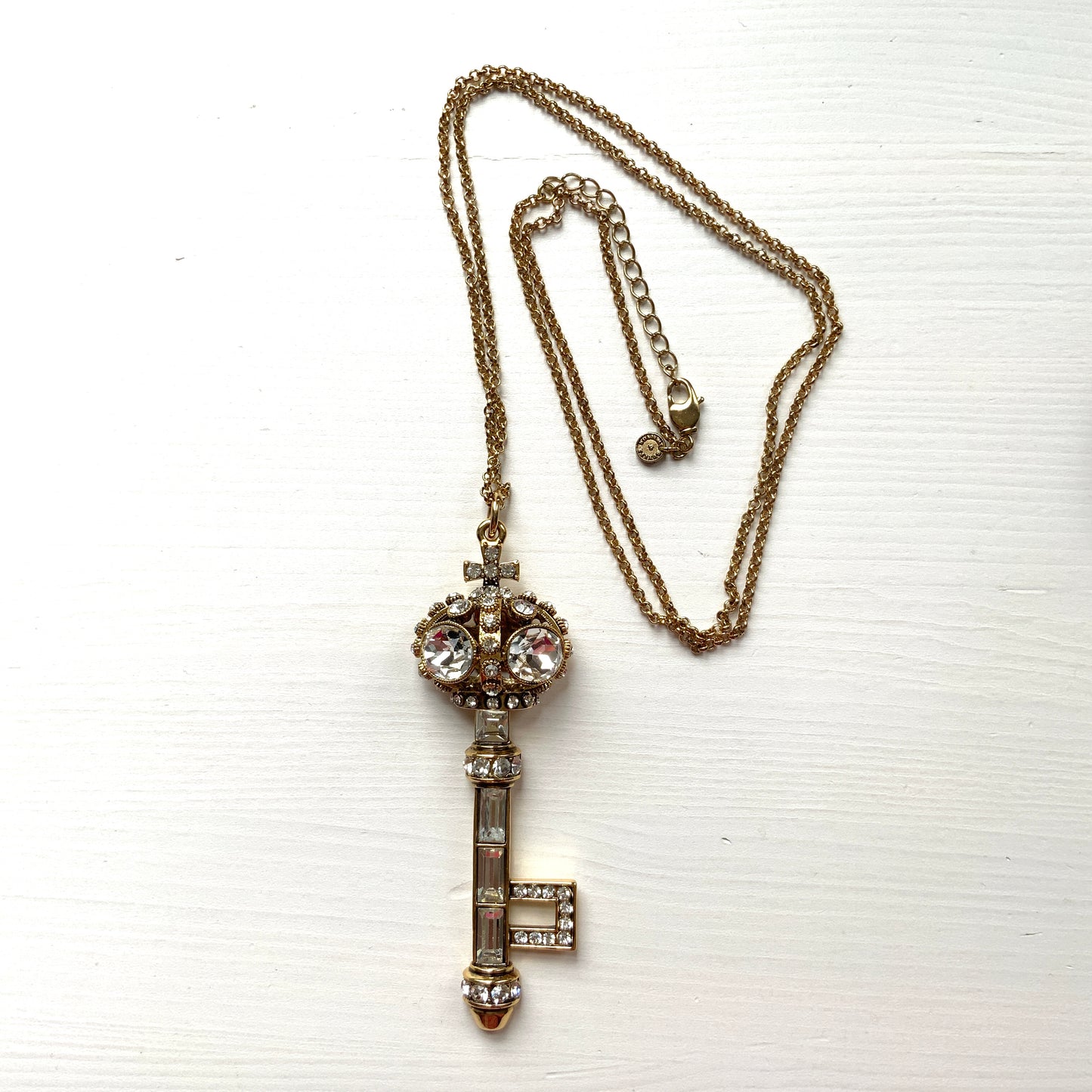 A bold pendant featuring a crown and key motif from Butler & Wilson, a leading British costume jewellery brand of the 1980s. 80年代のイギリスを代表するコスチュームジュエリーブランド、バトラー&ウィルソンの王冠のついた鍵のモチーフのビッグペンダント。