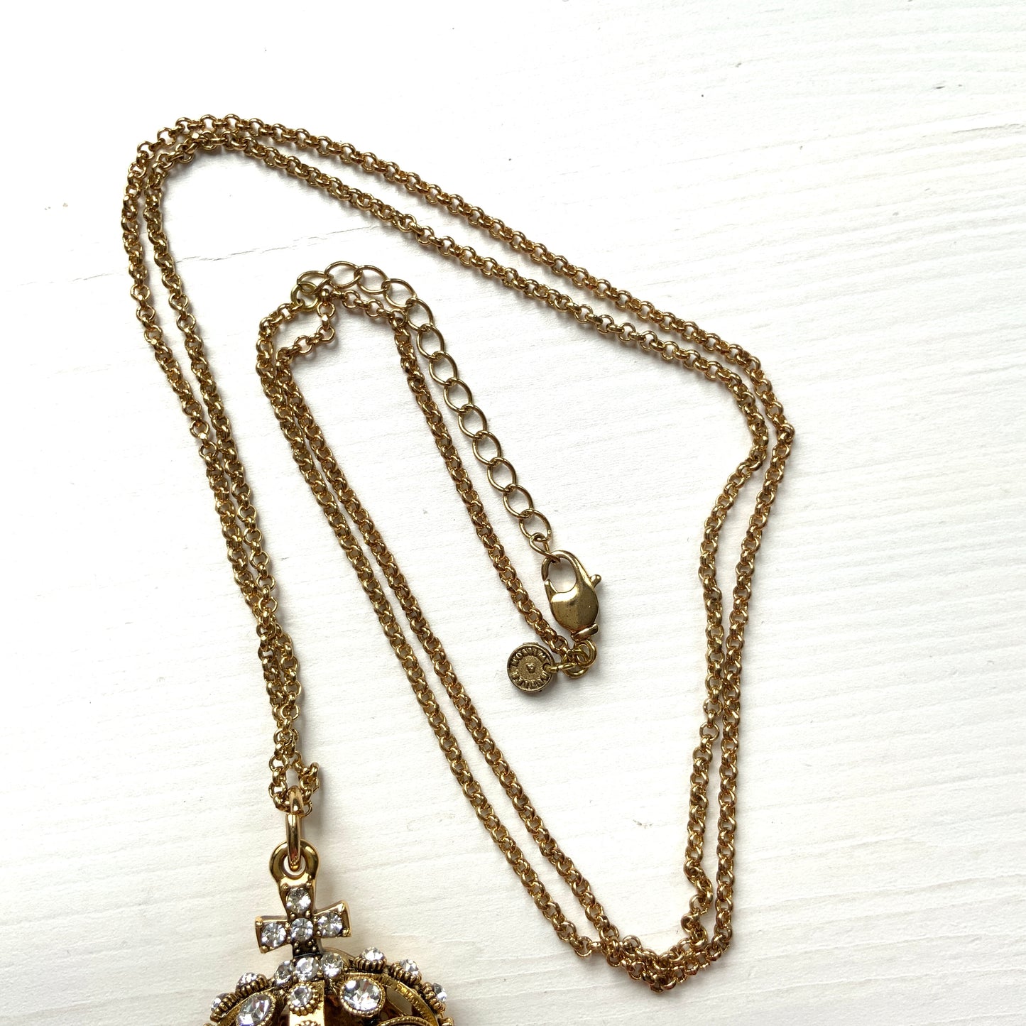 A bold pendant featuring a crown and key motif from Butler & Wilson, a leading British costume jewellery brand of the 1980s. 80年代のイギリスを代表するコスチュームジュエリーブランド、バトラー&ウィルソンの王冠のついた鍵のモチーフのビッグペンダント。