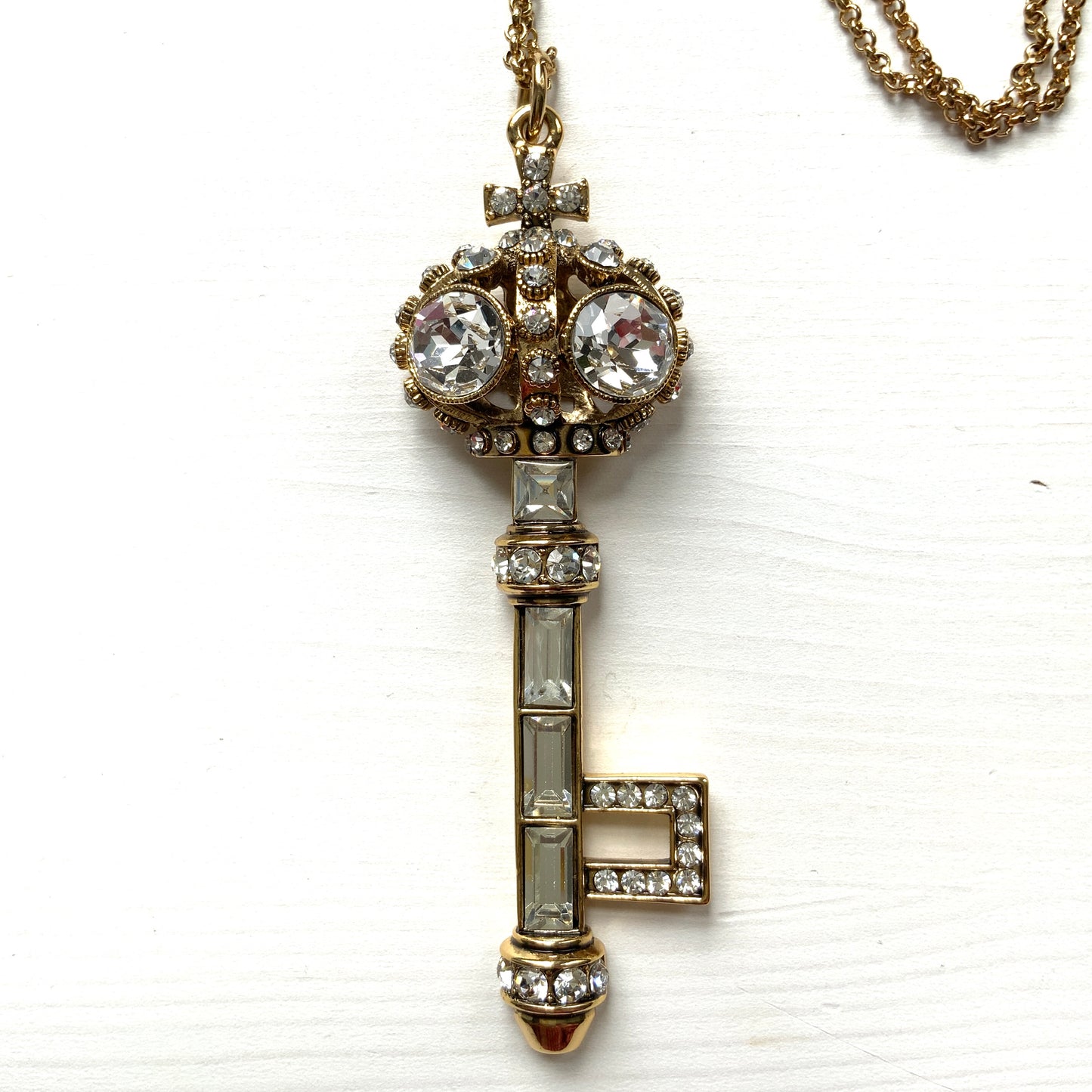 A bold pendant featuring a crown and key motif from Butler & Wilson, a leading British costume jewellery brand of the 1980s. 80年代のイギリスを代表するコスチュームジュエリーブランド、バトラー&ウィルソンの王冠のついた鍵のモチーフのビッグペンダント。