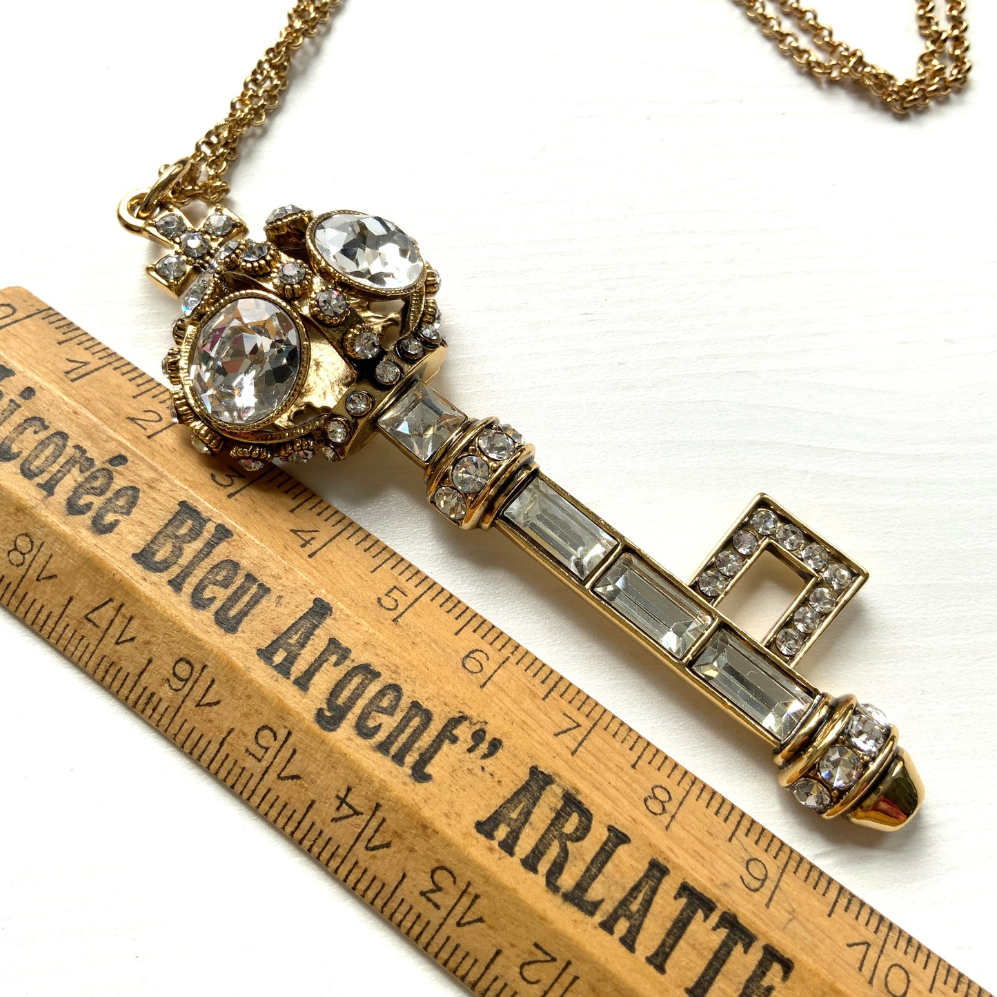 A bold pendant featuring a crown and key motif from Butler & Wilson, a leading British costume jewellery brand of the 1980s. 80年代のイギリスを代表するコスチュームジュエリーブランド、バトラー&ウィルソンの王冠のついた鍵のモチーフのビッグペンダント。