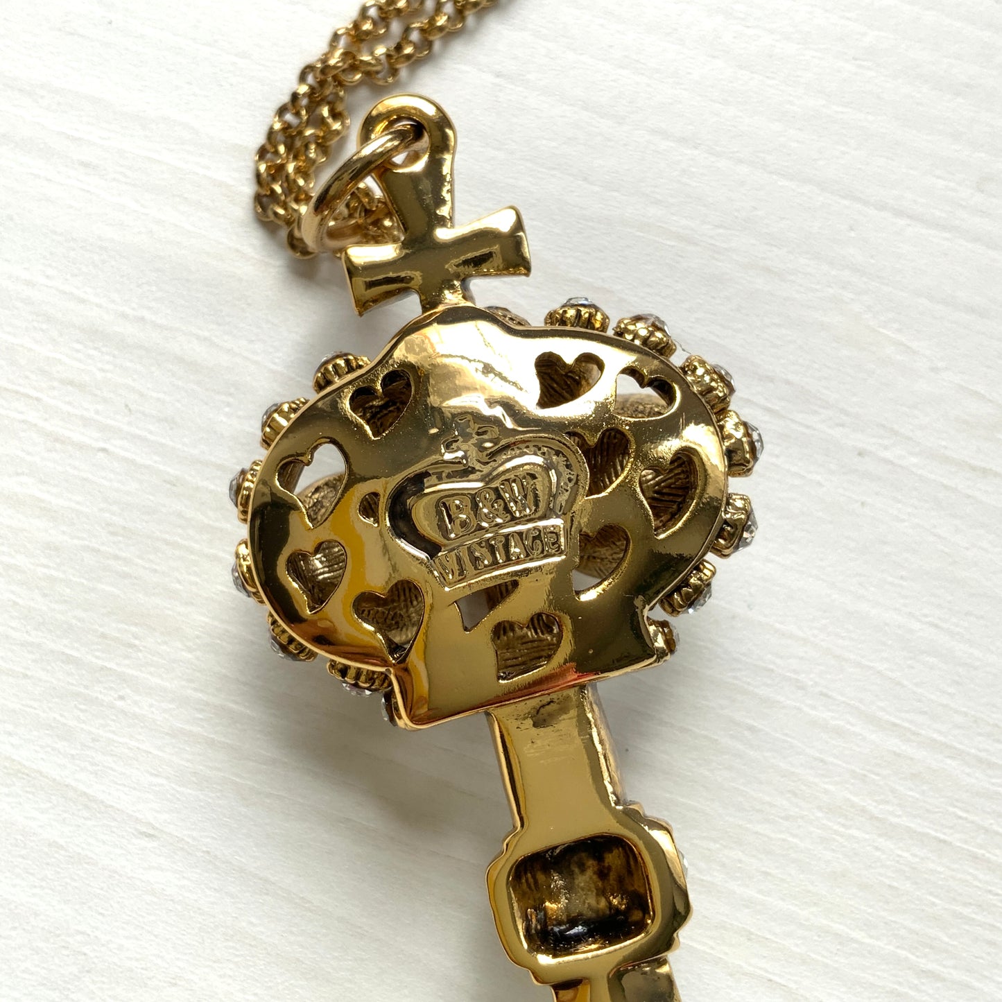 A bold pendant featuring a crown and key motif from Butler & Wilson, a leading British costume jewellery brand of the 1980s. 80年代のイギリスを代表するコスチュームジュエリーブランド、バトラー&ウィルソンの王冠のついた鍵のモチーフのビッグペンダント。