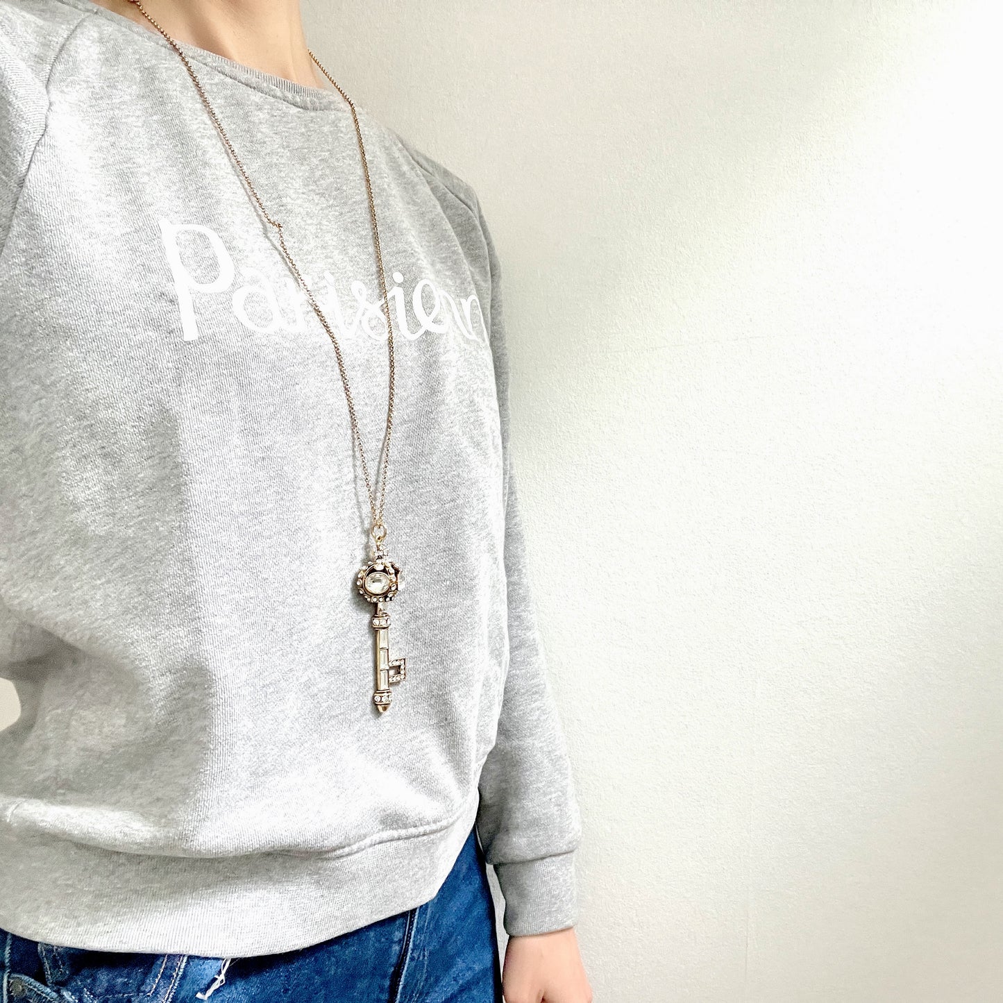 A bold pendant featuring a crown and key motif from Butler & Wilson, a leading British costume jewellery brand of the 1980s. 80年代のイギリスを代表するコスチュームジュエリーブランド、バトラー&ウィルソンの王冠のついた鍵のモチーフのビッグペンダント。