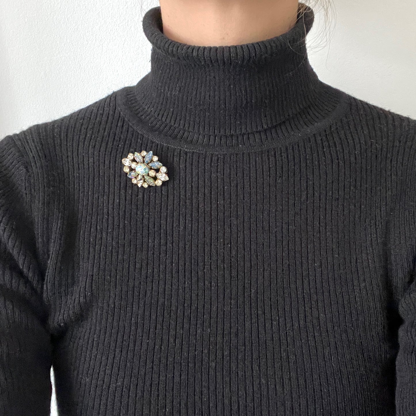 A vintage brooch featuring striking blue-toned foil glass. ブルーを基調としたフォイルグラスが印象的なヴィンテージブローチ。