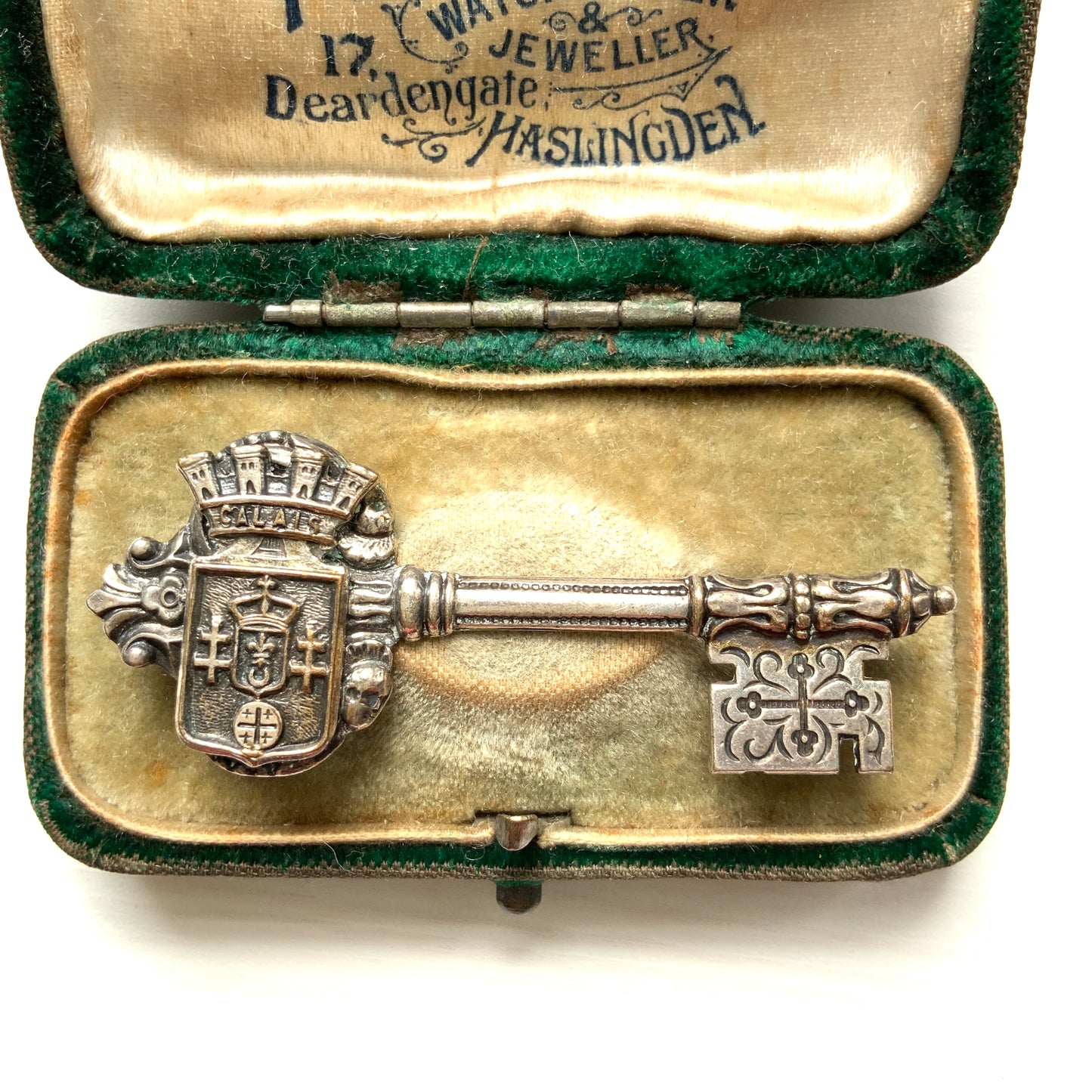 A decorative vintage key brooch featuring a crown and crest motif in a beautifully classical design. 王冠と紋章のモチーフ、クラシカルでデコラティブなデザインが素敵な鍵ブローチ。