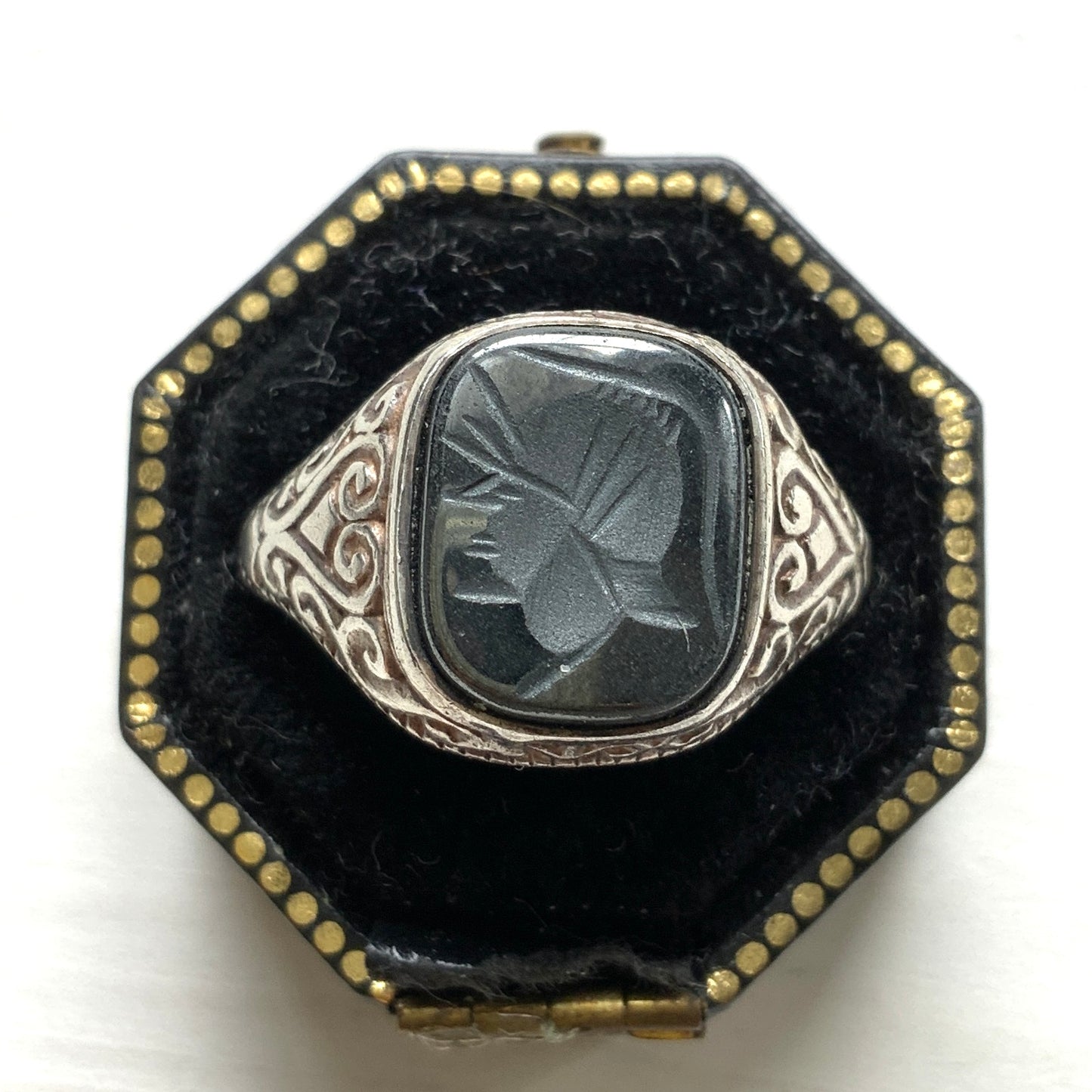 A silver ring set with dark grey, metallic hematite, intaglio-carved with the figure of a Roman warrior. ダークグレーのメタリックなヘマタイトに、ローマ時代の戦士と思われる人物像が沈み彫りされたシルバーリング。