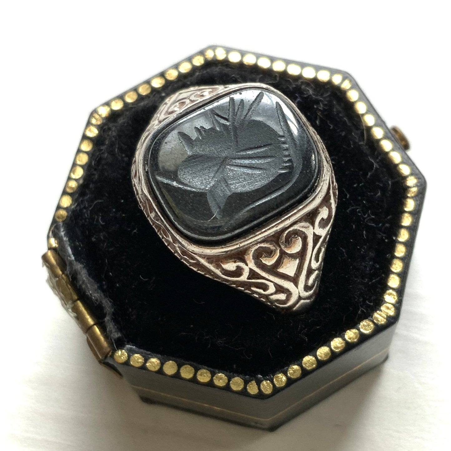 A silver ring set with dark grey, metallic hematite, intaglio-carved with the figure of a Roman warrior. ダークグレーのメタリックなヘマタイトに、ローマ時代の戦士と思われる人物像が沈み彫りされたシルバーリング。