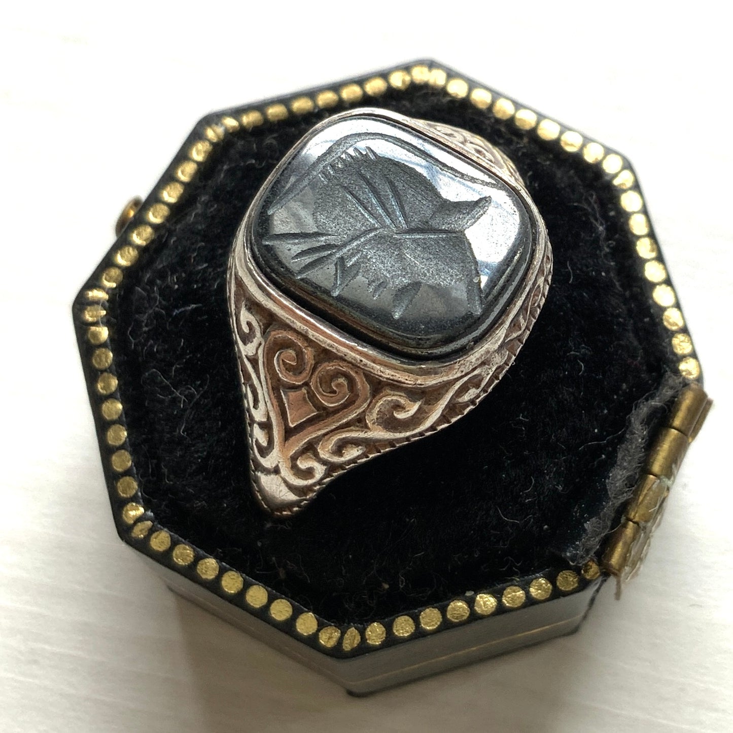 A silver ring set with dark grey, metallic hematite, intaglio-carved with the figure of a Roman warrior. ダークグレーのメタリックなヘマタイトに、ローマ時代の戦士と思われる人物像が沈み彫りされたシルバーリング。