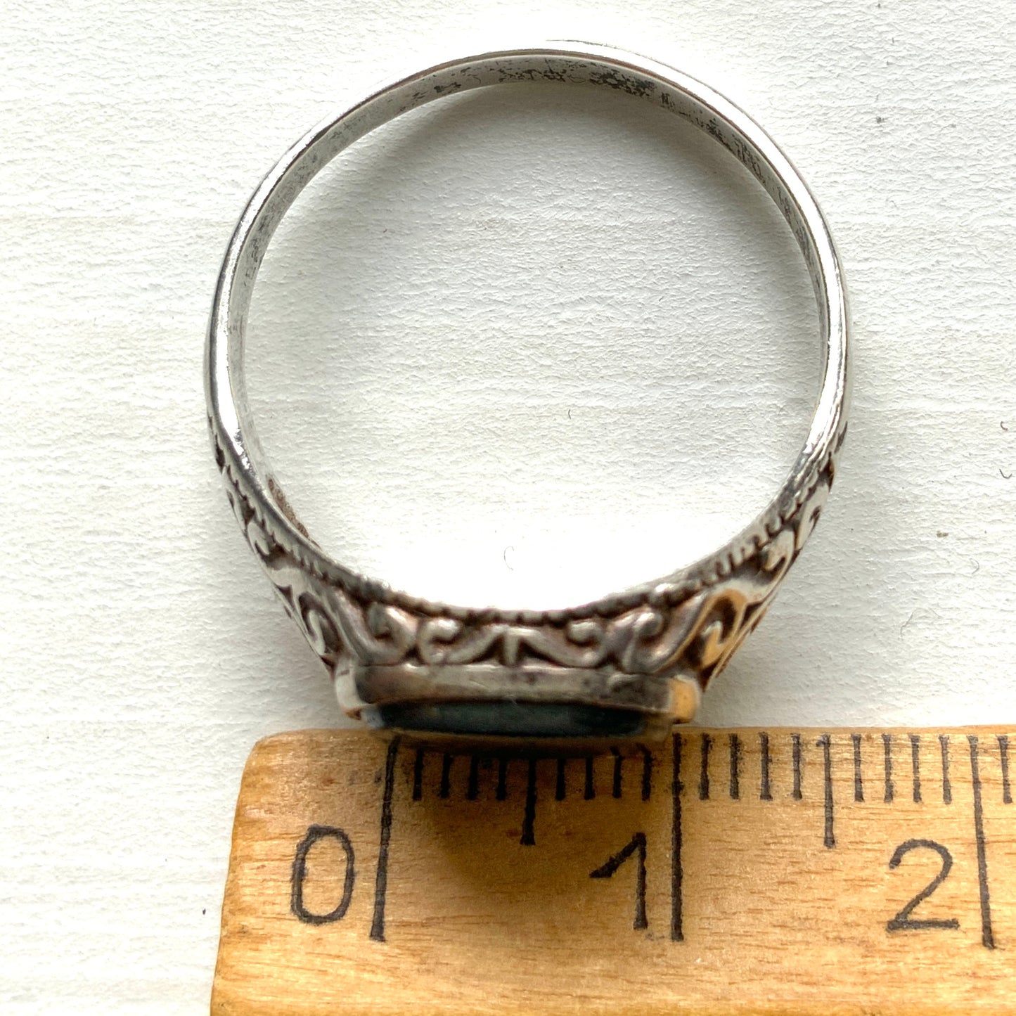 A silver ring set with dark grey, metallic hematite, intaglio-carved with the figure of a Roman warrior. ダークグレーのメタリックなヘマタイトに、ローマ時代の戦士と思われる人物像が沈み彫りされたシルバーリング。