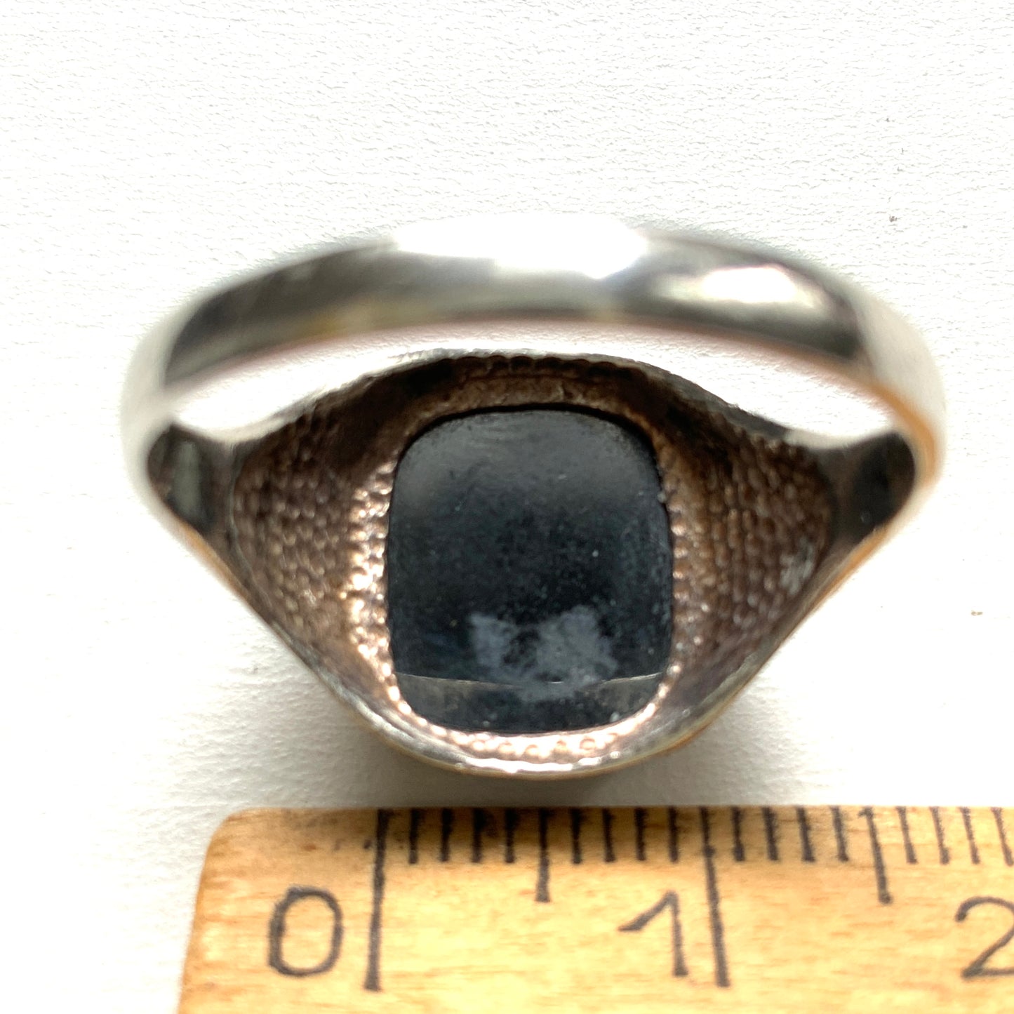 A silver ring set with dark grey, metallic hematite, intaglio-carved with the figure of a Roman warrior. ダークグレーのメタリックなヘマタイトに、ローマ時代の戦士と思われる人物像が沈み彫りされたシルバーリング。