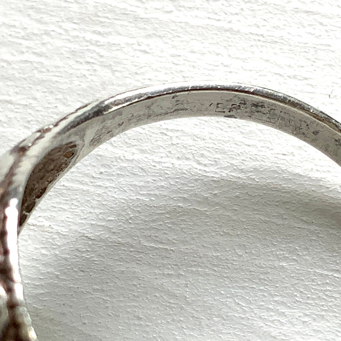 A silver ring set with dark grey, metallic hematite, intaglio-carved with the figure of a Roman warrior. ダークグレーのメタリックなヘマタイトに、ローマ時代の戦士と思われる人物像が沈み彫りされたシルバーリング。
