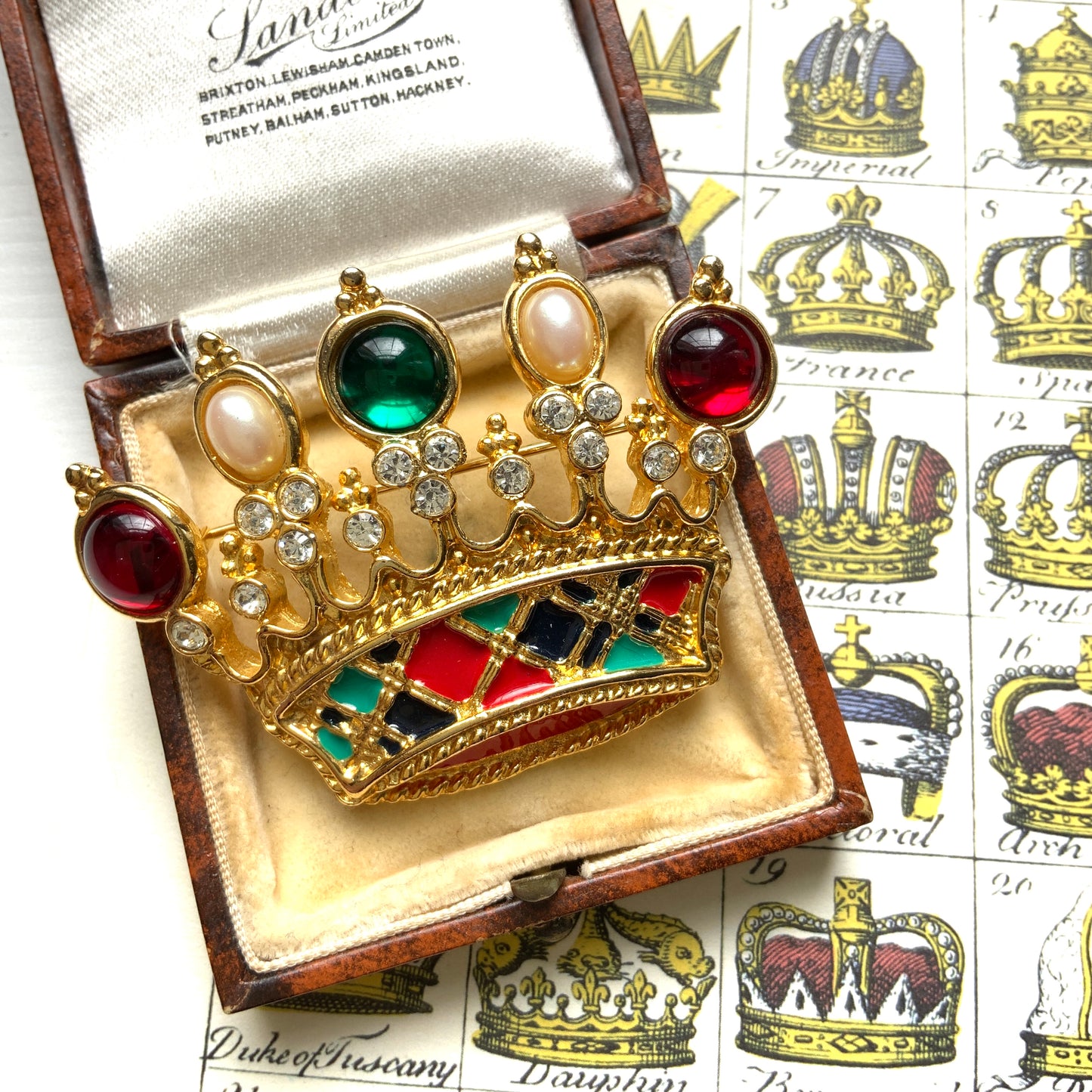 A cute crown brooch with enamel in classic tartan check. タータンチェックのエナメルがキュートなクラウンブローチ。