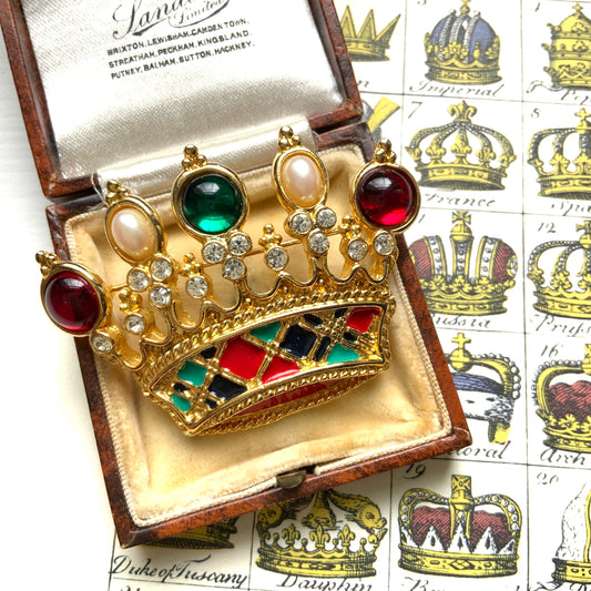 A cute crown brooch with enamel in classic tartan check. タータンチェックのエナメルがキュートなクラウンブローチ。