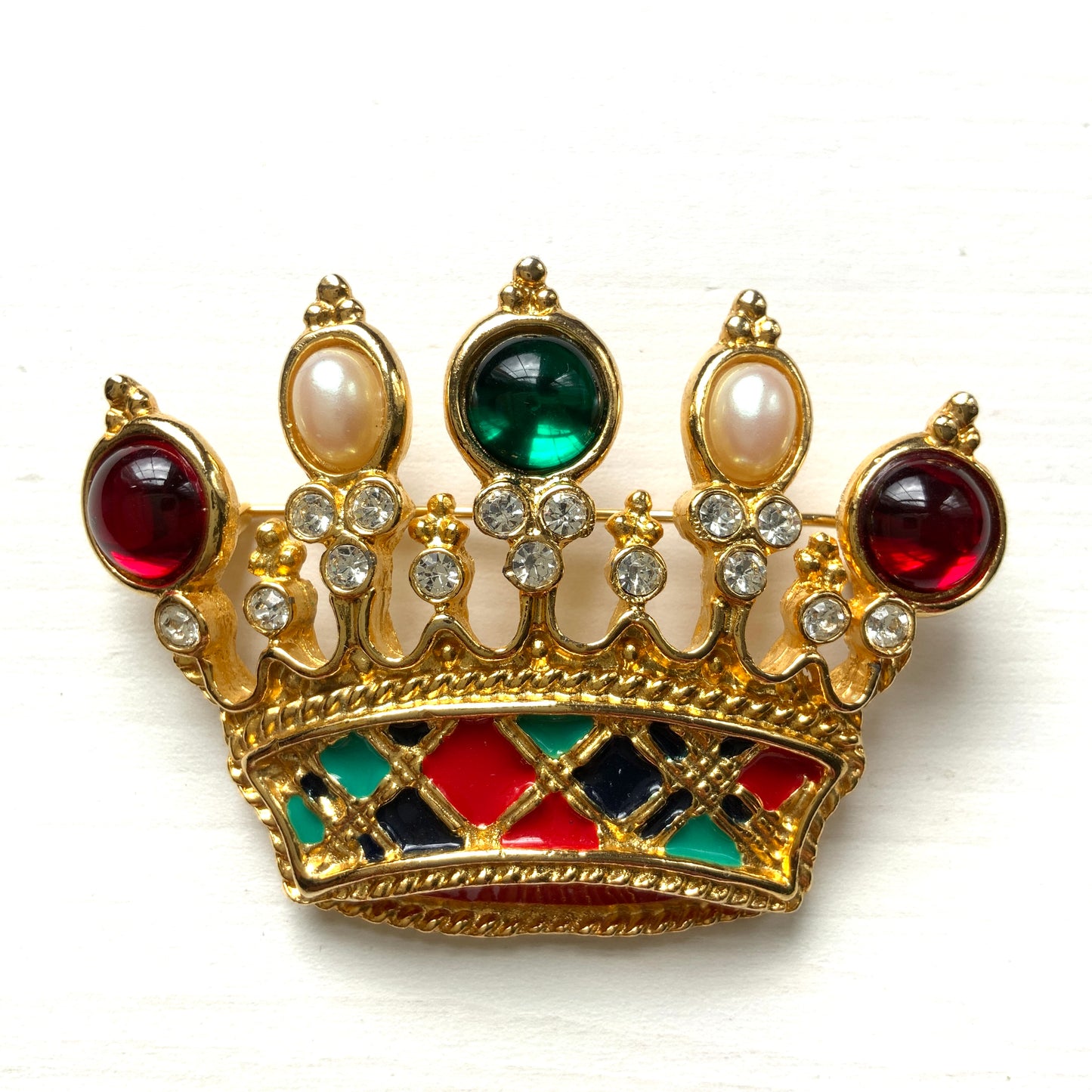 A cute crown brooch with enamel in classic tartan check. タータンチェックのエナメルがキュートなクラウンブローチ。