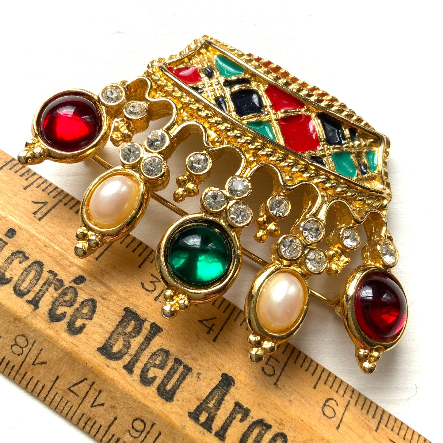 A cute crown brooch with enamel in classic tartan check. タータンチェックのエナメルがキュートなクラウンブローチ。