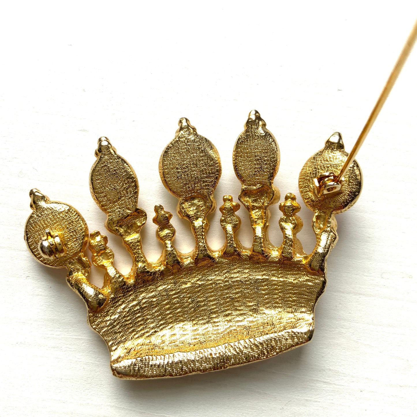 A cute crown brooch with enamel in classic tartan check. タータンチェックのエナメルがキュートなクラウンブローチ。