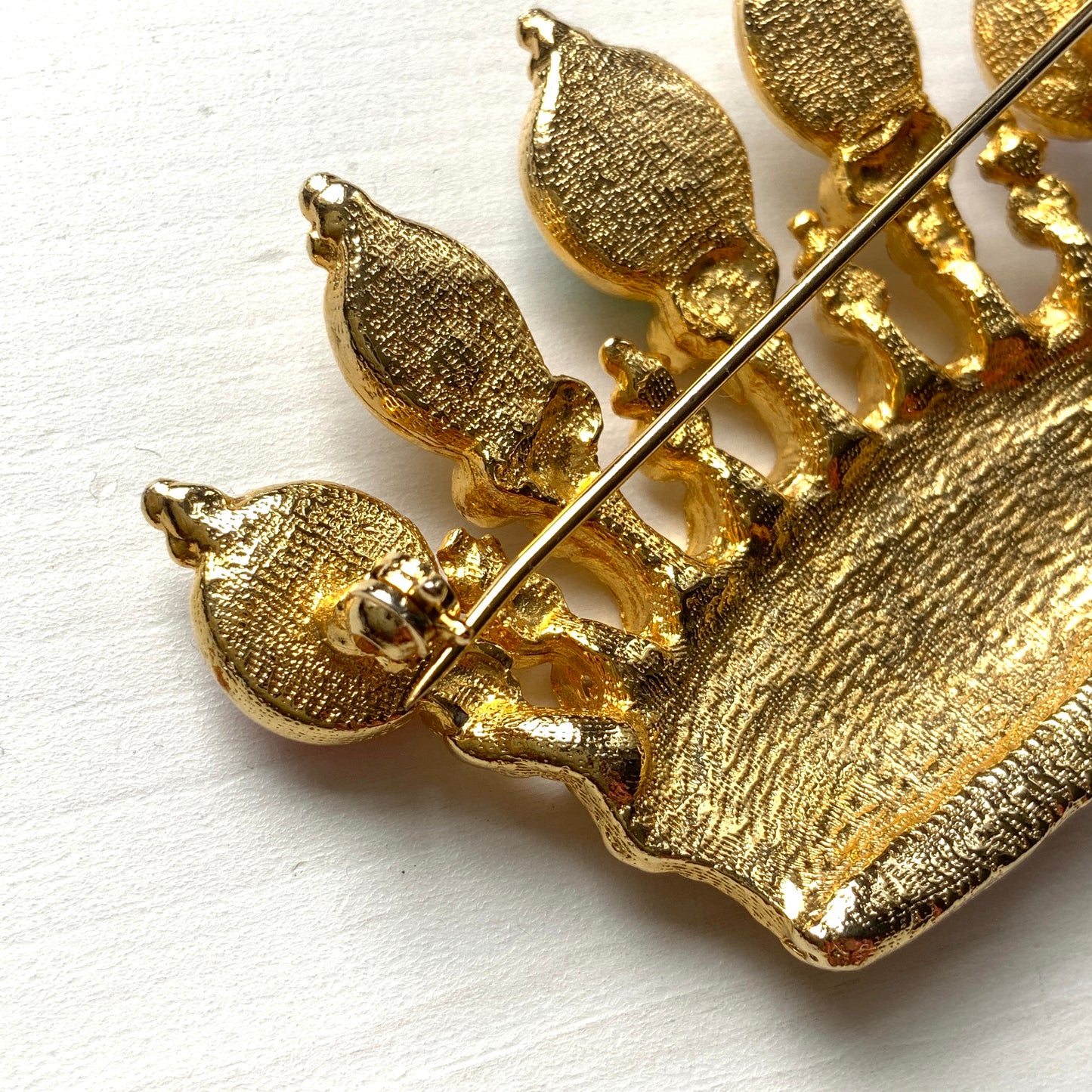 A cute crown brooch with enamel in classic tartan check. タータンチェックのエナメルがキュートなクラウンブローチ。