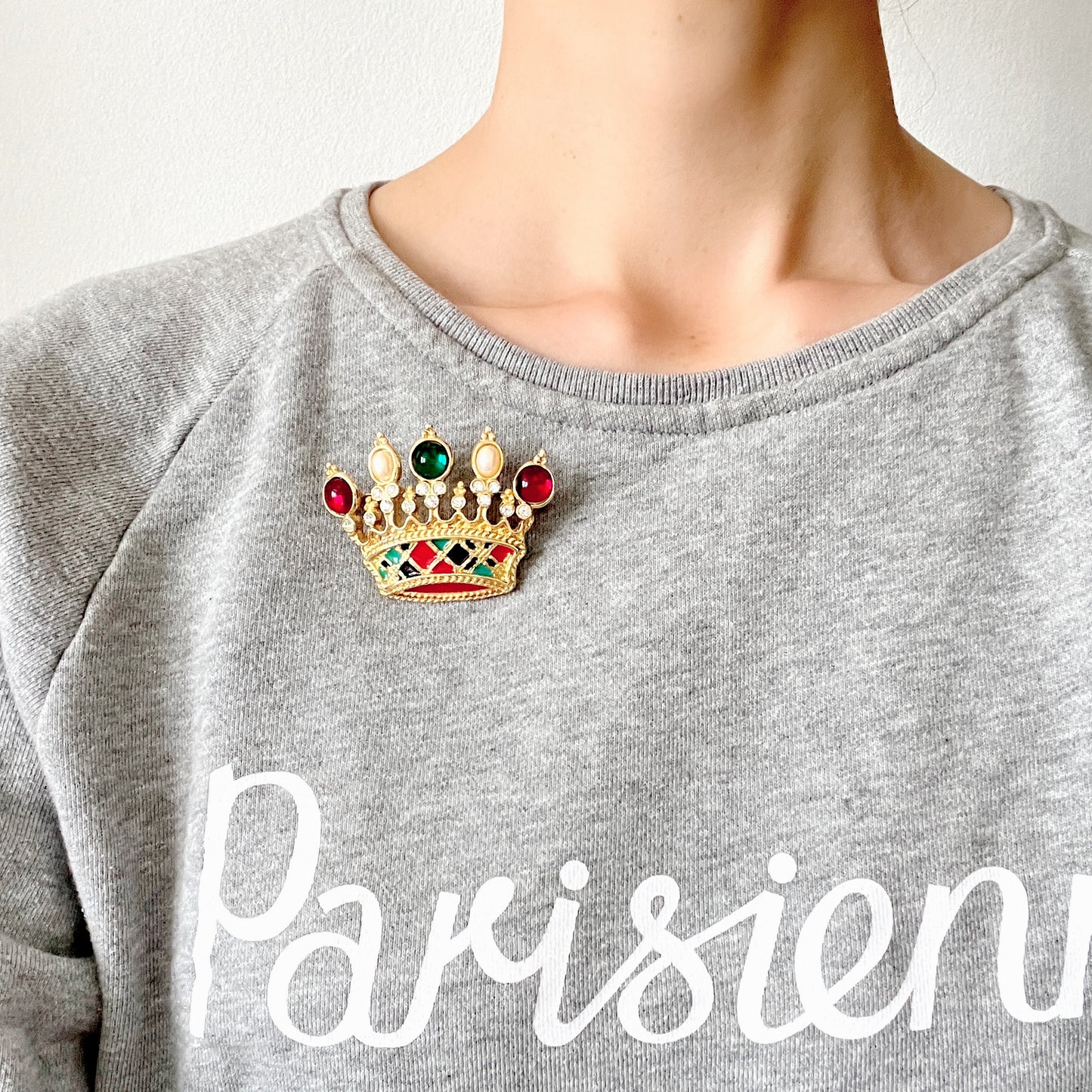 A cute crown brooch with enamel in classic tartan check. タータンチェックのエナメルがキュートなクラウンブローチ。