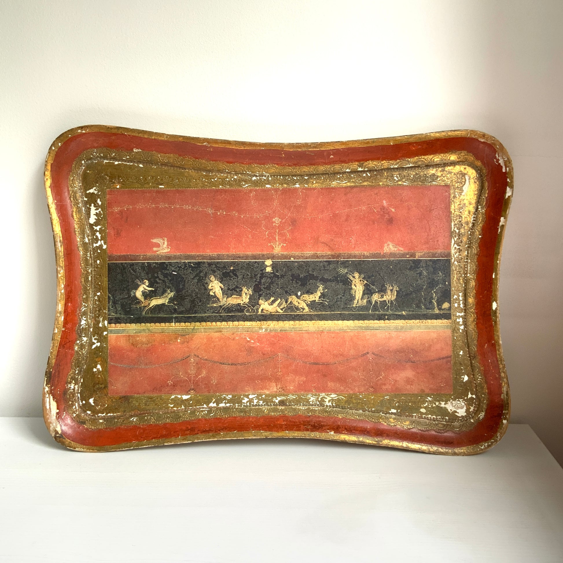 A Florentine tray inspired by the famous fresco from the House of the Vetti. ポンペイ遺跡の中でも特に知られる「ヴェッティ家」の壁画《キューピッドの作業場》をモチーフにした、非常に希少なフロレンティントレイです。