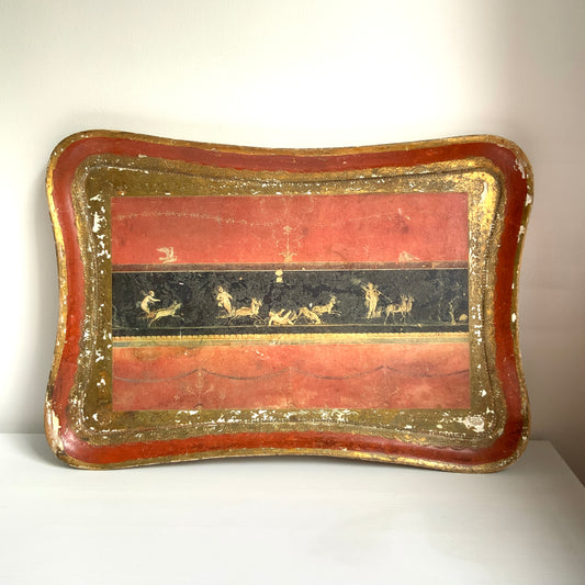 A Florentine tray inspired by the famous fresco from the House of the Vetti. ポンペイ遺跡の中でも特に知られる「ヴェッティ家」の壁画《キューピッドの作業場》をモチーフにした、非常に希少なフロレンティントレイです。