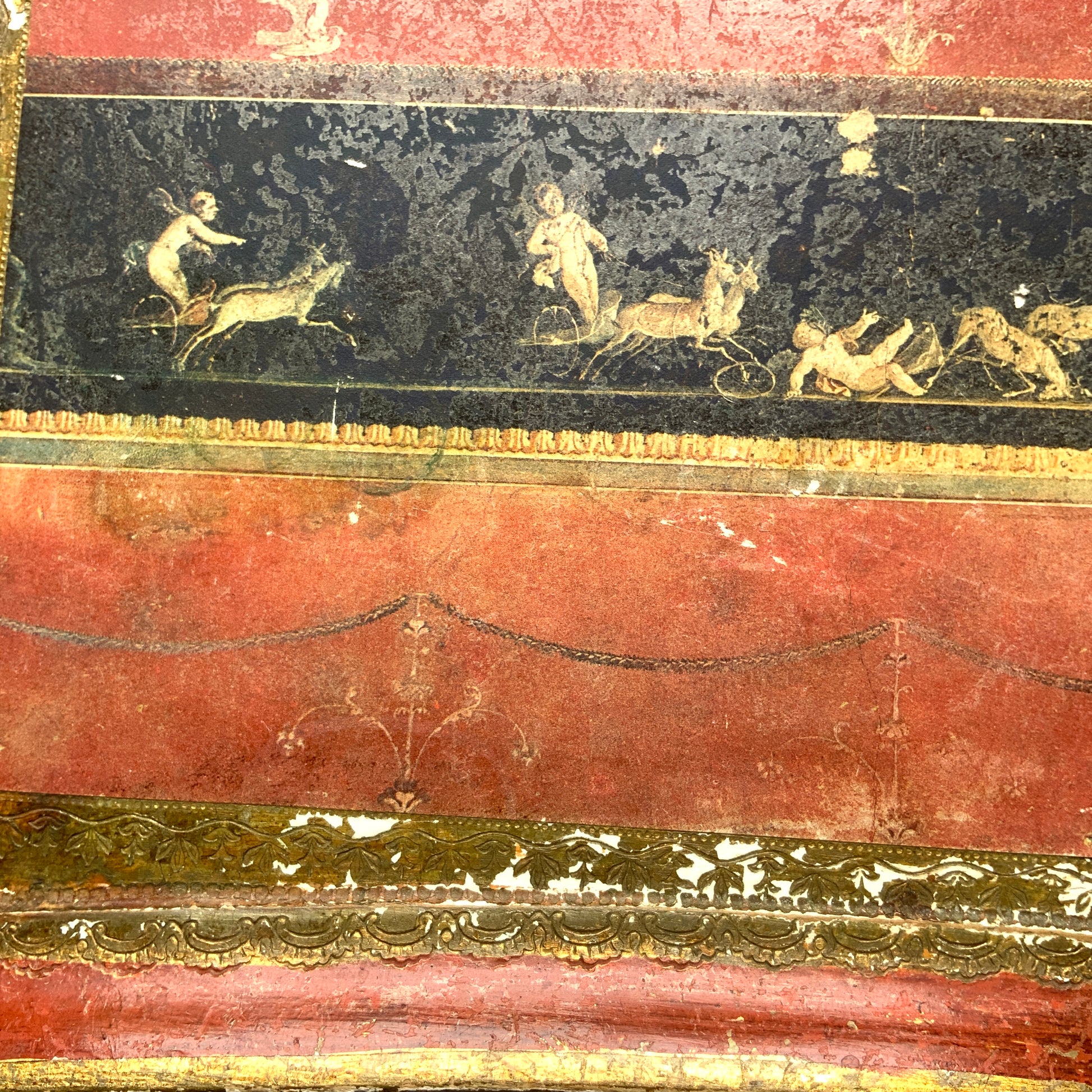 A Florentine tray inspired by the famous fresco from the House of the Vetti. ポンペイ遺跡の中でも特に知られる「ヴェッティ家」の壁画《キューピッドの作業場》をモチーフにした、非常に希少なフロレンティントレイです。