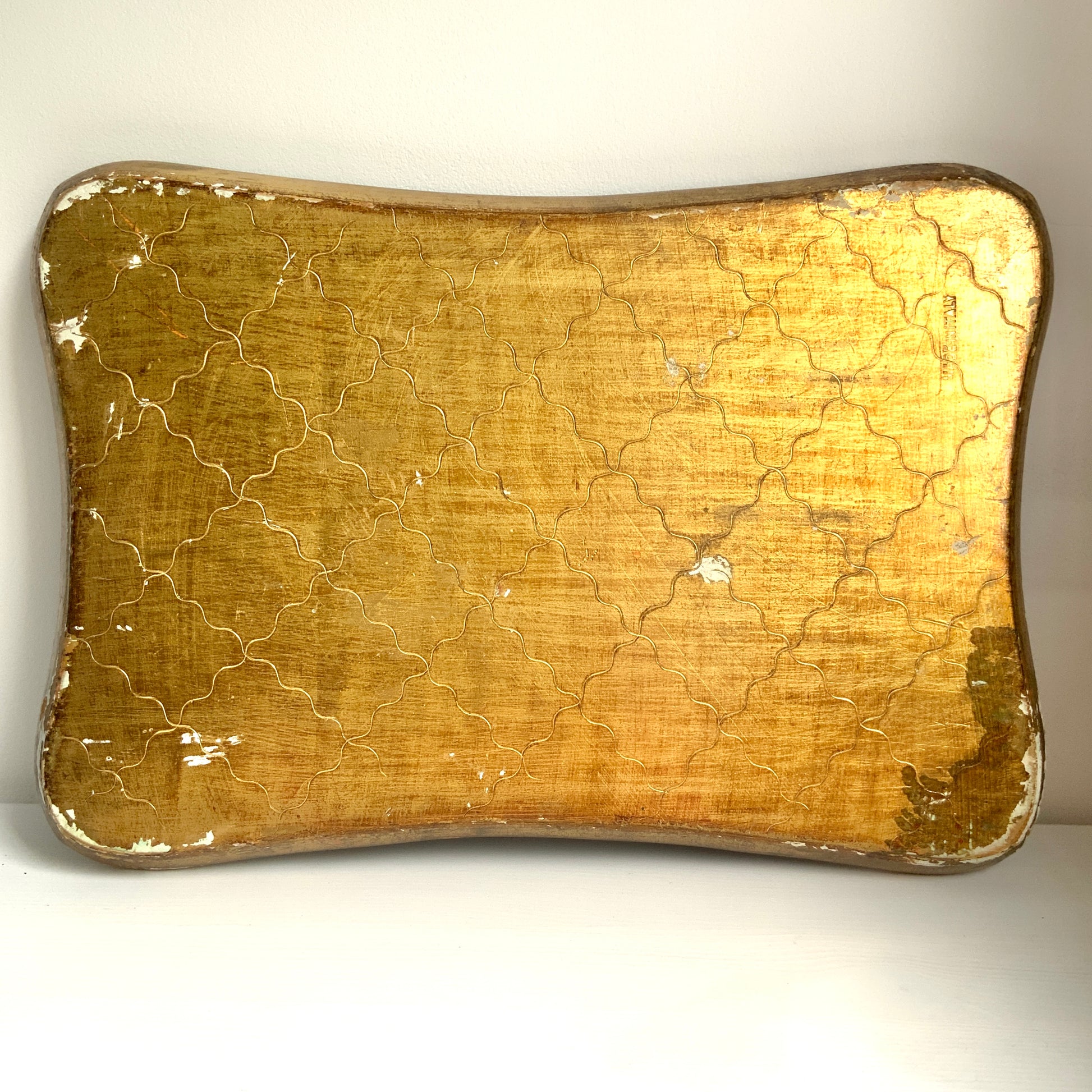 A Florentine tray inspired by the famous fresco from the House of the Vetti. ポンペイ遺跡の中でも特に知られる「ヴェッティ家」の壁画《キューピッドの作業場》をモチーフにした、非常に希少なフロレンティントレイです。