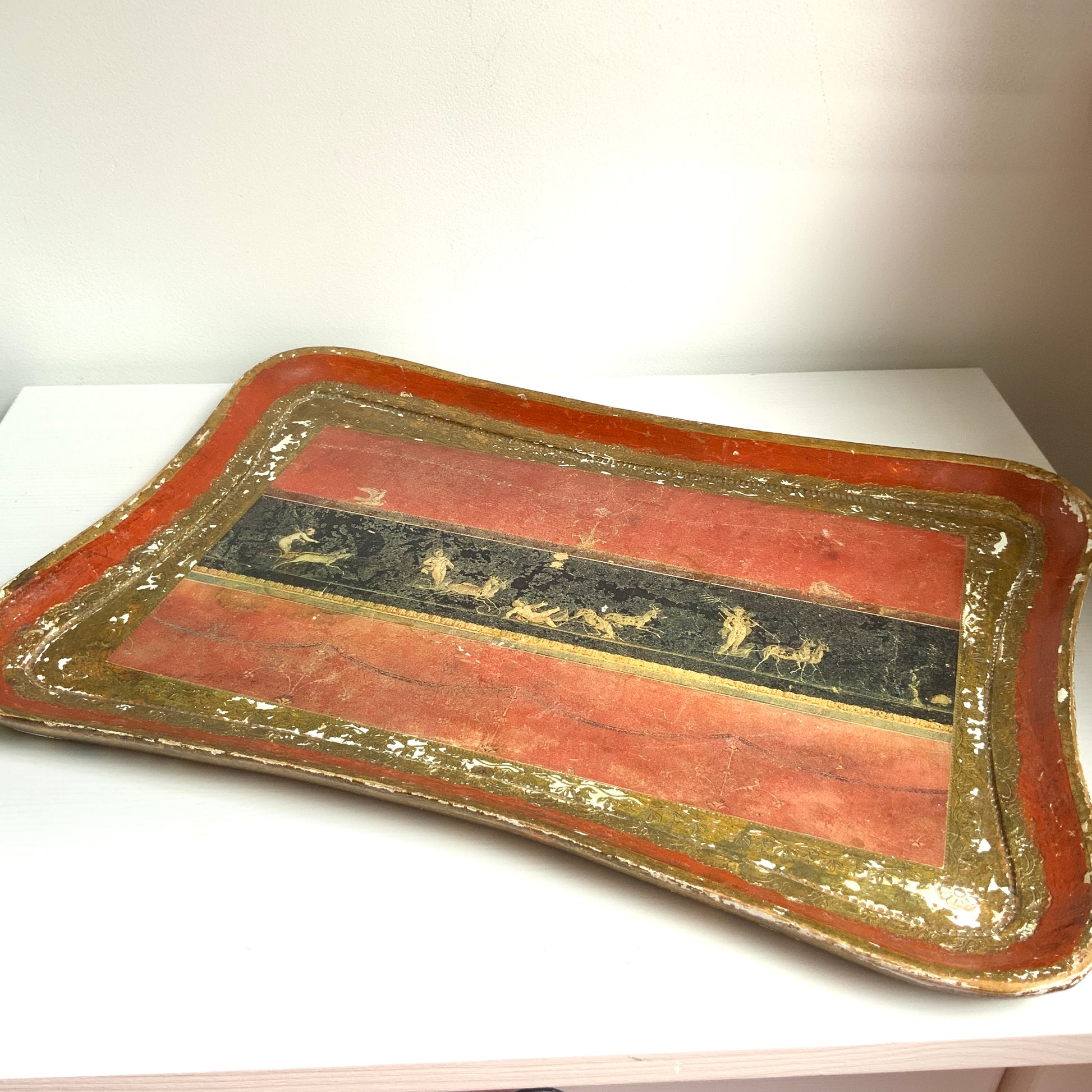 A Florentine tray inspired by the famous fresco from the House of the Vetti. ポンペイ遺跡の中でも特に知られる「ヴェッティ家」の壁画《キューピッドの作業場》をモチーフにした、非常に希少なフロレンティントレイです。