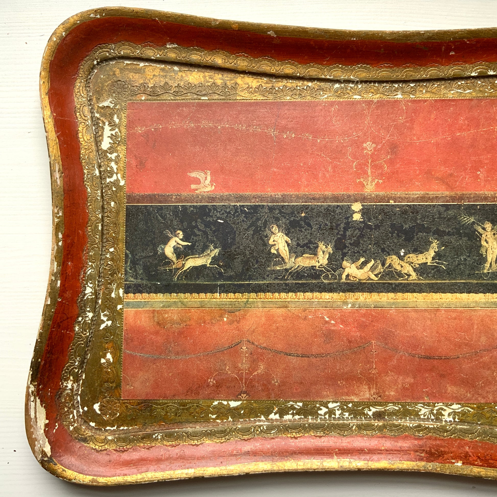 A Florentine tray inspired by the famous fresco from the House of the Vetti. ポンペイ遺跡の中でも特に知られる「ヴェッティ家」の壁画《キューピッドの作業場》をモチーフにした、非常に希少なフロレンティントレイです。