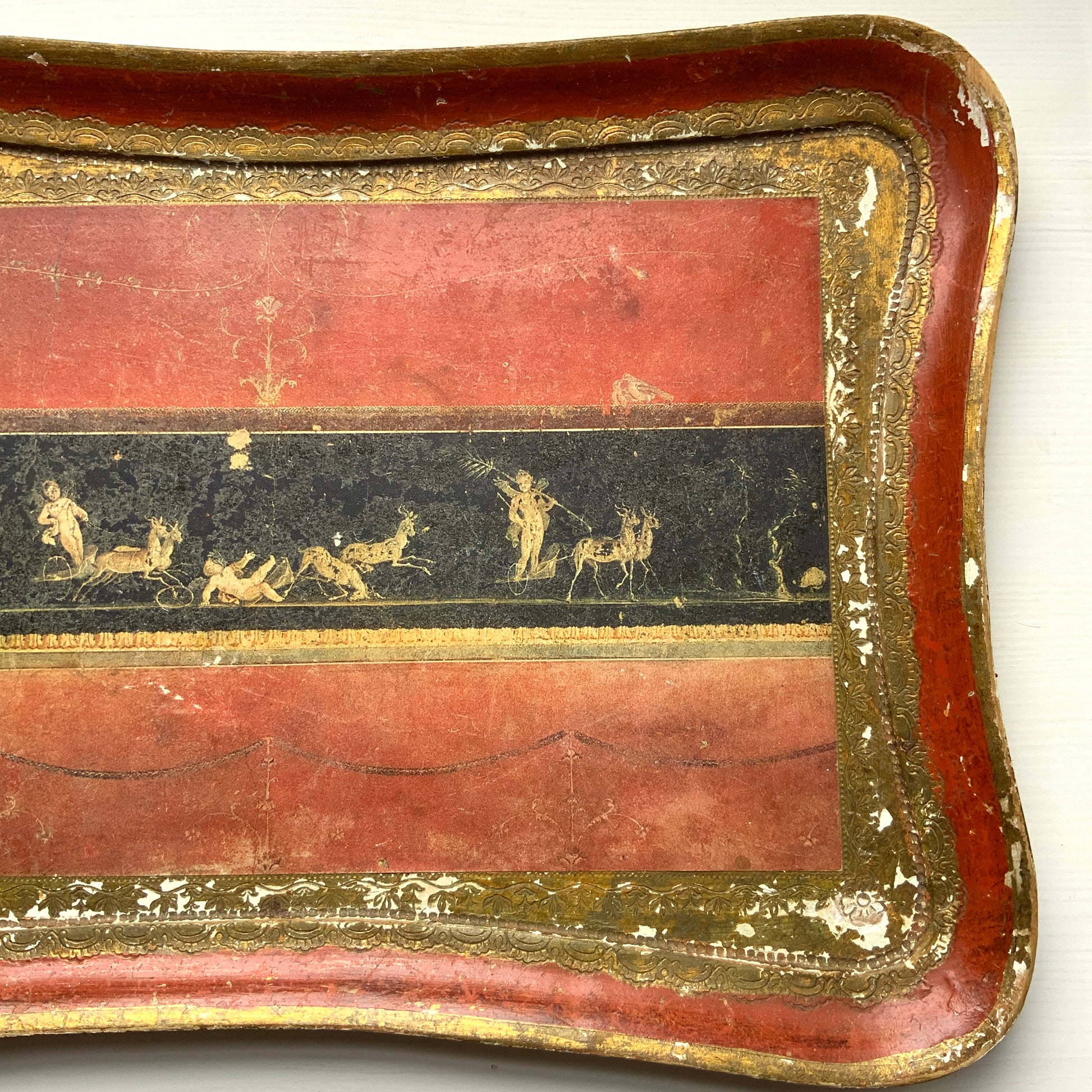 A Florentine tray inspired by the famous fresco from the House of the Vetti. ポンペイ遺跡の中でも特に知られる「ヴェッティ家」の壁画《キューピッドの作業場》をモチーフにした、非常に希少なフロレンティントレイです。