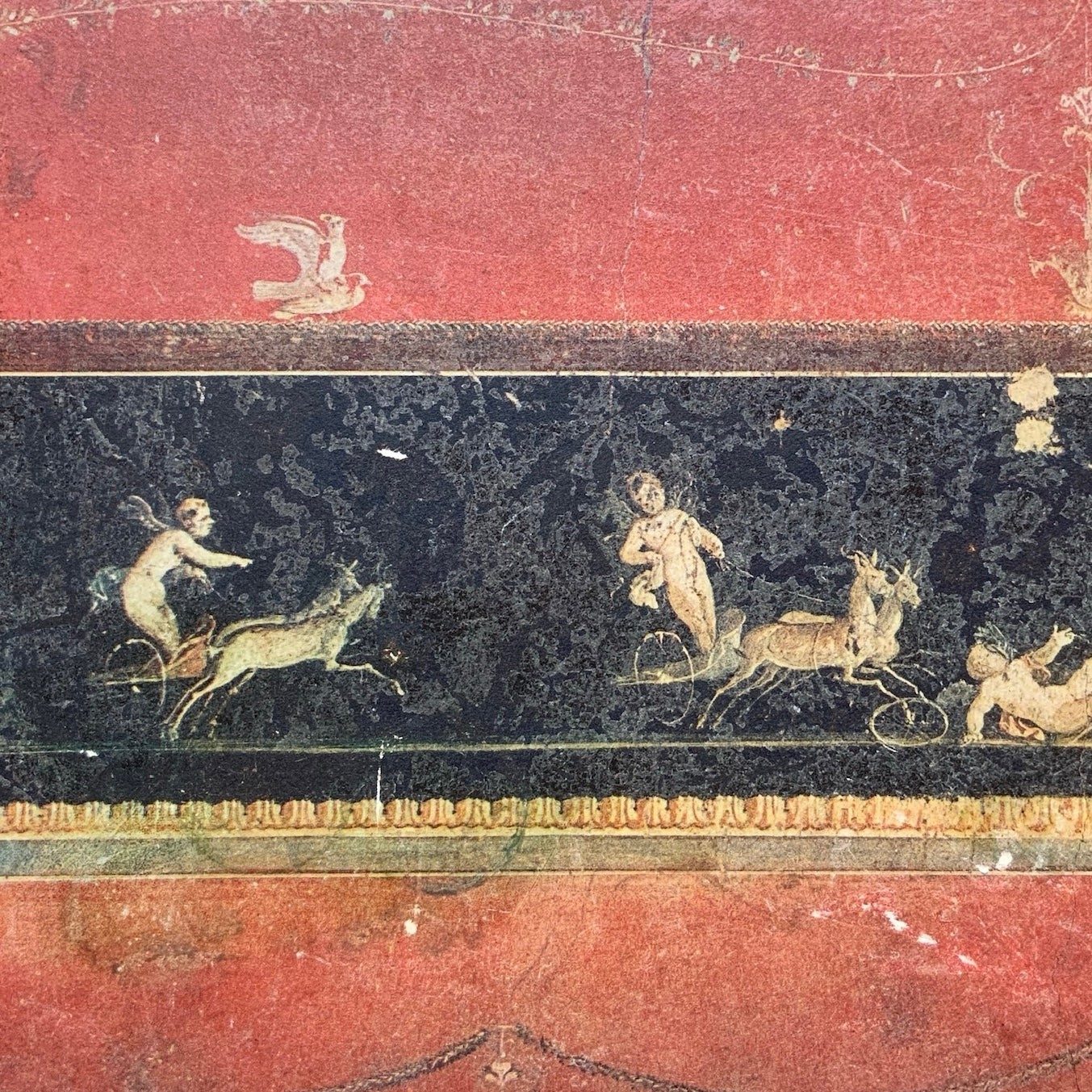 A Florentine tray inspired by the famous fresco from the House of the Vetti. ポンペイ遺跡の中でも特に知られる「ヴェッティ家」の壁画《キューピッドの作業場》をモチーフにした、非常に希少なフロレンティントレイです。